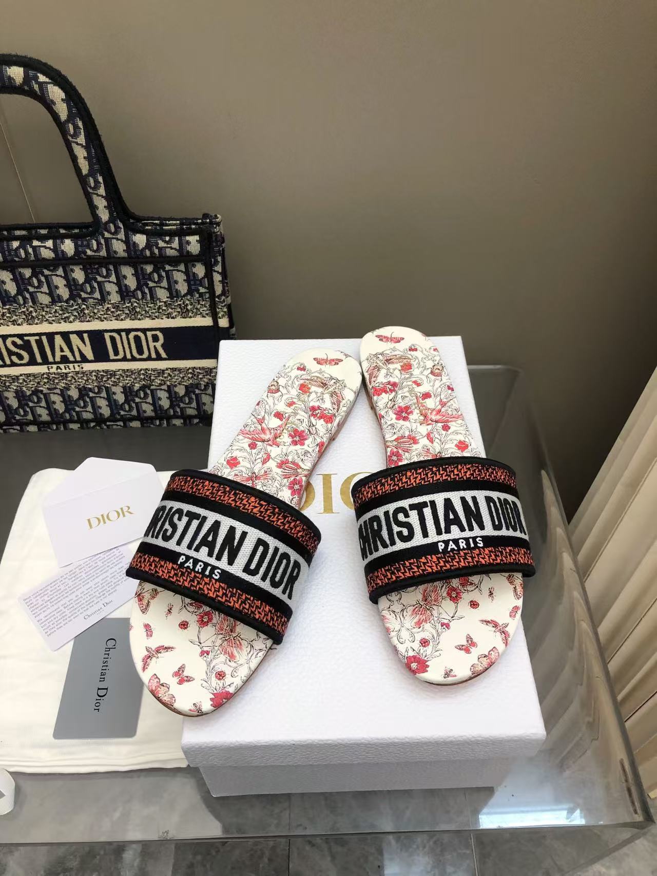 NO:260595,No. 213 color Flat sole 2025 spring and summer new color Dior women's old-fashioned embroidered leather slippers Christin Dior has always been synonymous with gorgeousness and elegance, and has always been at the top in the fashion hall. It is particularly worth mentioning that the sole embroidery pattern is recreating one of the treasured logos. Original version* full set of packaging. More than 200 colors are selected. The upper is selected for top-grade embroidered cotton cloth. Imported sheepskin. The original sole original leather sole. Size 35-42 (40 41 42 sizes customized) Due to too many colors, some colors need to be customized, and they are not returned or exchanged. 2025, slippers, dior, slippers, sheepskin19860909213号花色 平底 2025春夏新色 迪奥女士老花刺绣皮底拖鞋 克里斯丁迪奥一直是华丽与高雅的代名词,在时尚殿堂一直是雄踞顶端 特別值得一提的是鞋底绣花图案,再現珍愛的標誌之一 原版打版*全套包装 二百多个颜色随意选 鞋面精选顶级刺绣棉布 内里进口羊皮 大底原版真皮底 码数35-42 (40 41 42码定做) 由于颜色太多,个别颜色需订做,不退不换 2025,拖鞋,dior,slippers,sheepskin,Women's Shoes