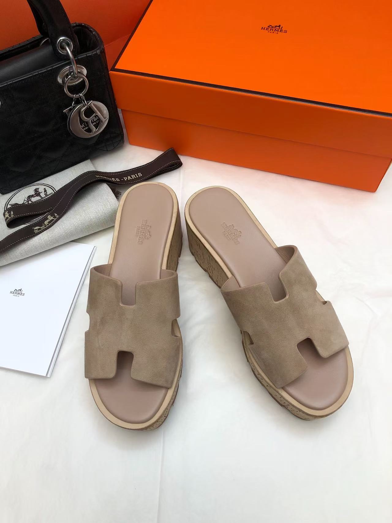 NO:249127,The new color cabinets in spring and summer are synchronized with classic H-shaped cowhide wood bran bottom thick-soled sponge cake slippers shoes 2025ss new product~ Real original purchase, refuse to look at pictures to make goods!  Bald Li, a super easy-to-wear sponge slipper, which increases the height by 6.5cm in seconds on the feet, and is also very friendly to friends who don’t know how to wear high heels. The sponge sole is taller and slimmer. All the raw materials and production processes of the shoes are customized according to YB. The upper is made of original cowhide, high-end sheepskin inside, and high-end oil-edged craftsmanship. The sole uses gear rubber sole, which is wear-resistant and anti-slip effect has improved several levels. The designer interprets the sun-like optimistic expectations with the warm tones of golden and bright orange. The simple and neat leather sandals can also show a low-key and fashionable feeling without the dazzling LOGO. The 6.5cm sponge sole not only makes people feel the aura and vision of the high heels, but also makes you feel as comfortable as walking on the flat ground!  size35-40 with H full set of high-end packaging 225, slippers, sandals, high heels, slippers, cowhide, sheepskin19860909春夏新色柜上同步巨献 经典H型牛皮木糠底厚底松糕拖鞋 鞋款 2025ss新品~真正的原版购入,拒绝看图做货！矮子乐,超级好穿的松糕拖鞋,上脚秒增高6.5cm,而且好好穿,对于不会穿高跟鞋的朋友也很友好,妥妥的松糕底,显高又显瘦. 鞋子全部原材料以及制作流程都是按照YB定制 鞋面采用原版牛皮,内里高档羊皮,高档油边工艺 大底采用齿轮橡胶底,耐磨度,防滑效果提高了几个等级 设计师以金黄,亮橘的温暖色调,诠释阳光般的乐观期许.简单利落的皮革凉鞋,没有耀眼的LOGO也能展现低调的时髦感.6.5cm的松糕底既让人感受高跟鞋的气场和视野,又让你有如履平地的舒适感！ size35-40 配H全套高端包装 225,拖鞋,sandals,high heels,slippers,cowhide,sheepskin,Women's Shoes