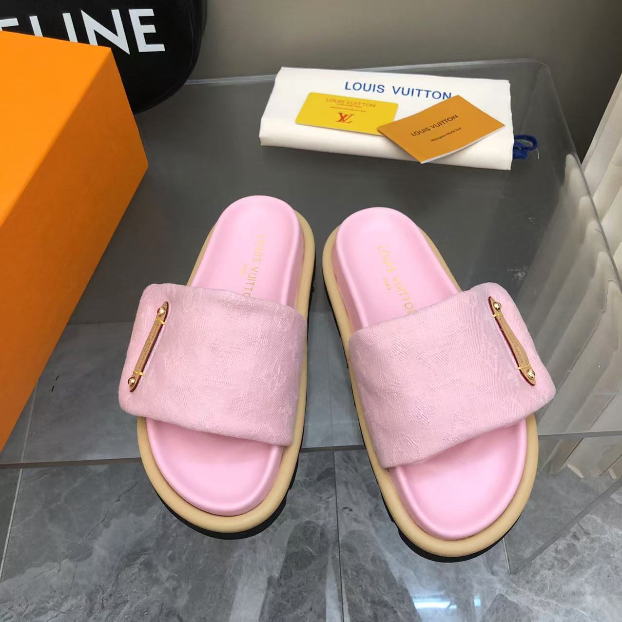 NO:260600,Men's and women's models, high-version.2025ss Early Spring latest version of casual lazy people to be launched!  _______________________________ 2025ss Spring Model is launched, the new early spring vacation series, the counter is updated simultaneously, the upper is unique filling down, the fabric is light and breathable, super light and comfortable!  This summer must-have model is one of the joint designs of Louis Vine and Yamamoto Kusai. The designer painted a very personal pattern on the classic Mono*gram canvas fabric, creating this model with gorgeous colors and super light and comfortable feet. The classic fabric materials, sheepskin footbeds, original outsoles, bought the original 1:1 to create, the quality is as always, the details are impeccable! It is equipped with a high-end full set of packaging for the counter. Size35-46 size 2025, slippers, louis vuitton, slippers, down jacket, sheepskin19860909男女款 高版本.2025ss 早春最新版休闲懒人拖上新！______________________________2025ss春款首发,早春新款度假系列,专柜同步更新,鞋面采用独一无二的填充羽绒,面料轻盈透气,超轻超舒服！今夏必入款此款是路易“威与山本宽斋的联名设计之一,这位设计师在经典Mono*gram帆布面料上绘出极具个人特色的图案,创造出此款色彩绚丽、脚感超轻舒适. 面料经典材料,羊皮垫脚,原版大底,购入原版1:1打造,品质一如既往,细节无可挑剔！配专柜高档全套包装. size35-46码 2025,拖鞋,louis vuitton,slippers,down jacket,sheepskin,Women's Shoes