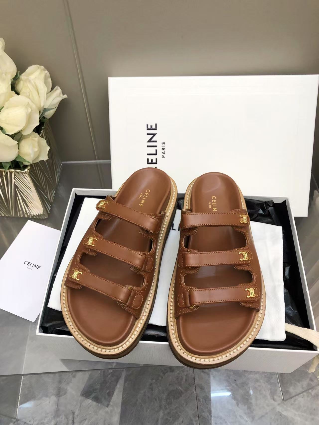 NO:260607,Arc de Triomphe series sandals sandals are full of high-end feel, Internet celebrity ins grass planting artifact, very retro style, full of aura, single product design style is very novel and high-end and very comfortable. Logo slippers can also make beautiful girls when you free your feet in summer~ - MATERIAL Material - Upper Cowhide Inner Cowhide Outsole Genuine leather Heel height 3cm size#35～41 2025, slippers, slippers, cowhide19860909凯旋门系列凉拖 凉拖高级感十足网红ins种草神器,非常复古风、气场十足单品设计风格非常新颖高档且非常舒适,logo拖鞋夏日解放双脚也能做美美的Girl～ - MATERIAL 材质 - 鞋面 牛皮 内里小牛皮 大底 真皮 跟高 3cm size#35～41 2025,拖鞋,slippers,cowhide,Women's Shoes