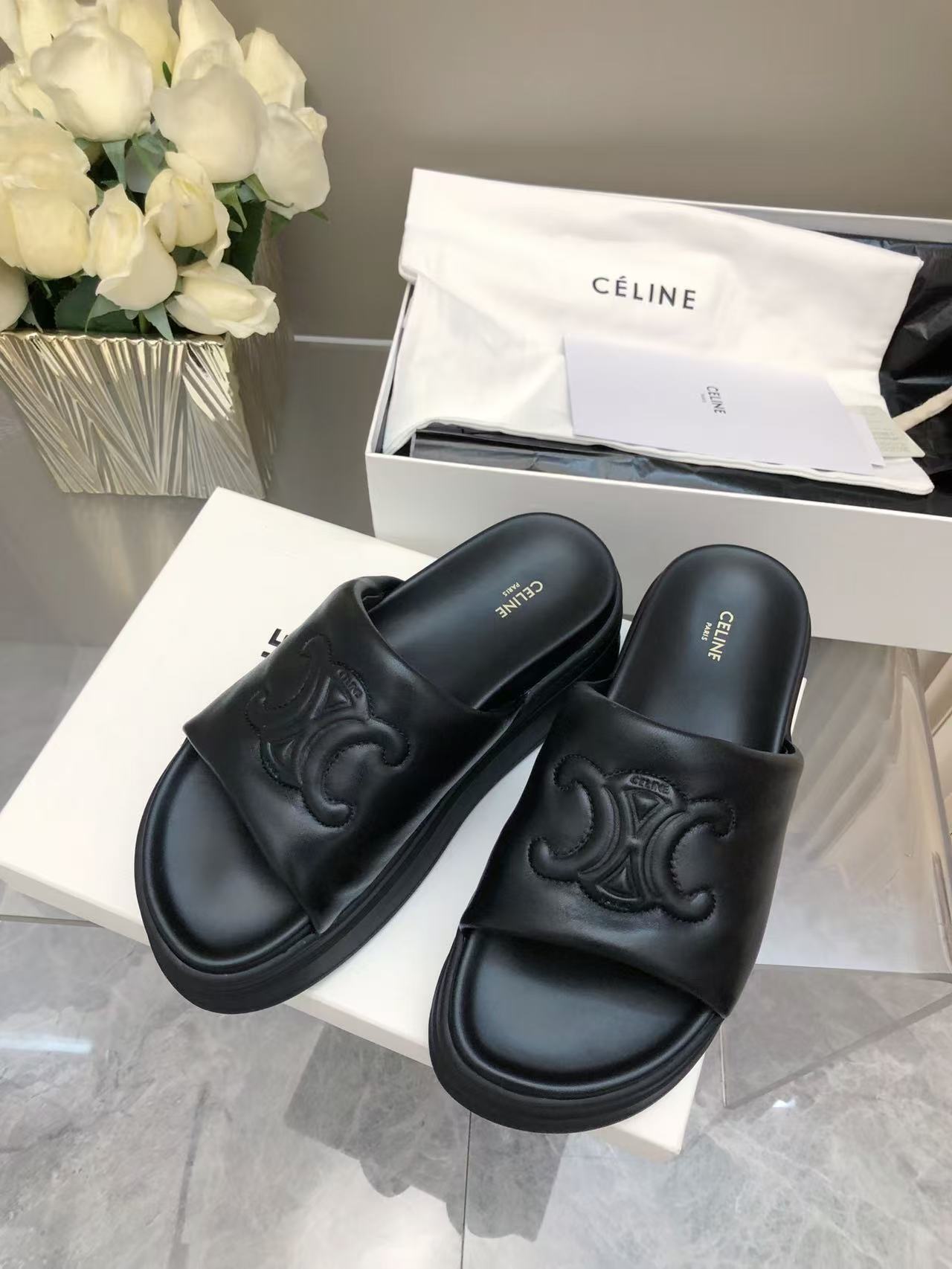 NO:260603,Silin's new spring and summer thick-soled sandals are another popular masterpiece after last year's webbing sandals. The boon for short people. It increases height by 6CM in seconds. Fashionable and versatile style. Easy to match. Fabric: original custom cowhide. Inner: sheepskin. Outsole: original private mold rubber combination sole. Size: 35-41 (40 41 customization) 2025, slippers, sandals, slippers, cowhide, sheepskin.19860909思琳春夏新款厚底凉拖鞋 是继去年织带凉鞋鞋之后的又一款爆款杰作 矮个子的福音 穿上秒增高6CM 时尚百搭款 轻松搭配 爱了爱了 面料:原版定制牛皮 内里:羊皮里 大底:原版私模橡胶组合底 Size:35-41（40 41定制） 2025,拖鞋,sandals,slippers,cowhide,sheepskin,Women's Shoes