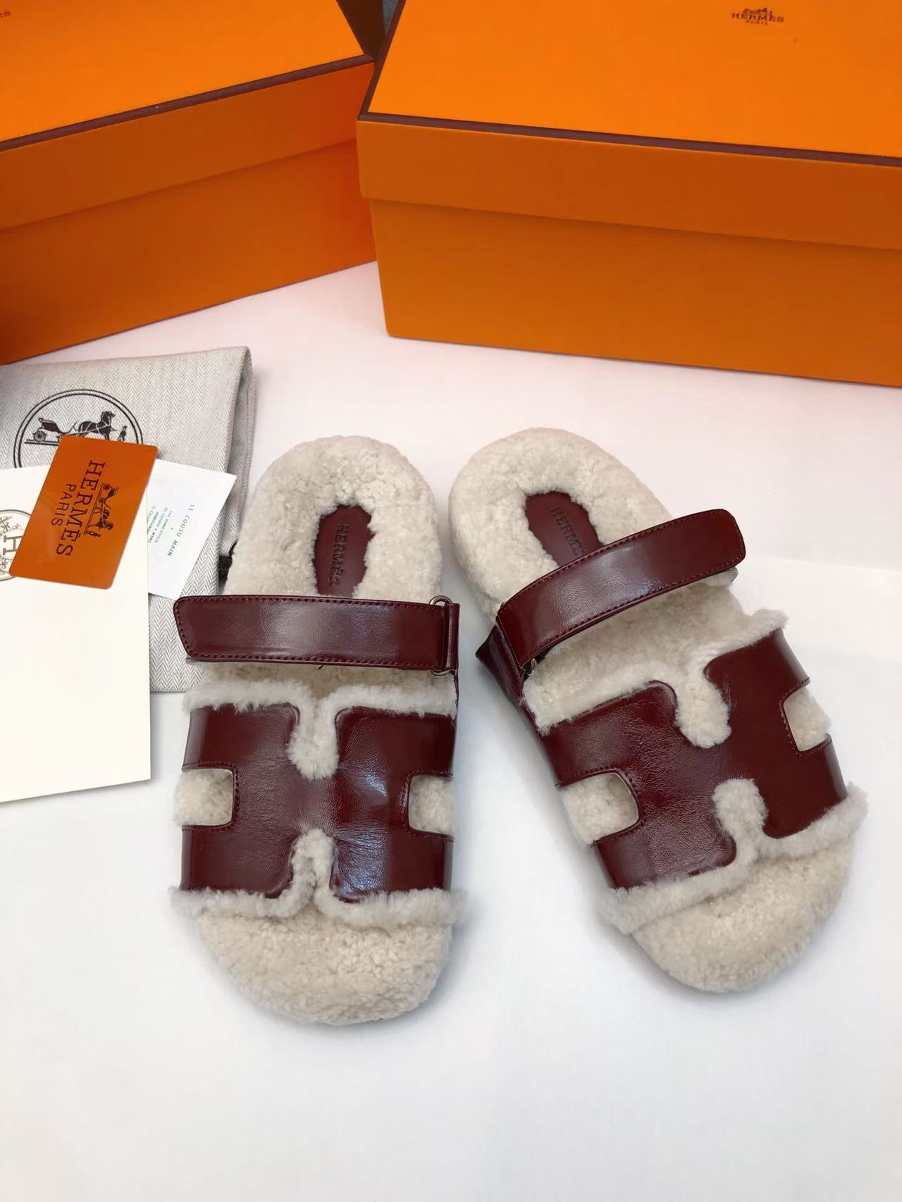 NO:260596,A wave of surprise hairpins, the top-quality top-quality light luxury Teddy hairpins are really soft and glutinous and super beautiful... The first pair of hairpins in early winter is really too comfortable to wear, like stepping on a carpet and not wanting to take them off. It is commonly known as the second uncle slippers. It brings an extremely comfortable day...Material suede   genuine leather oil edge   top Teddy fur integrated   anti-slip sole Size 35-46 2025 Men's size, slippers, slippers, chamois leather19860909一波惊喜毛拖妥妥的时尚款顶级出品轻奢泰迪毛拖真的软软糯糯超美.......初冬的第一双毛拖,真的穿起太舒服了,像踩在地毯上完全不想脱下来,俗称二舅拖鞋它来啦...带来极度舒适的一天.....材质麂皮 真皮油边 顶级泰迪皮毛一体 防滑大底 码数35-46 2025 男码,拖鞋,slippers,chamois leather,Women's Shoes