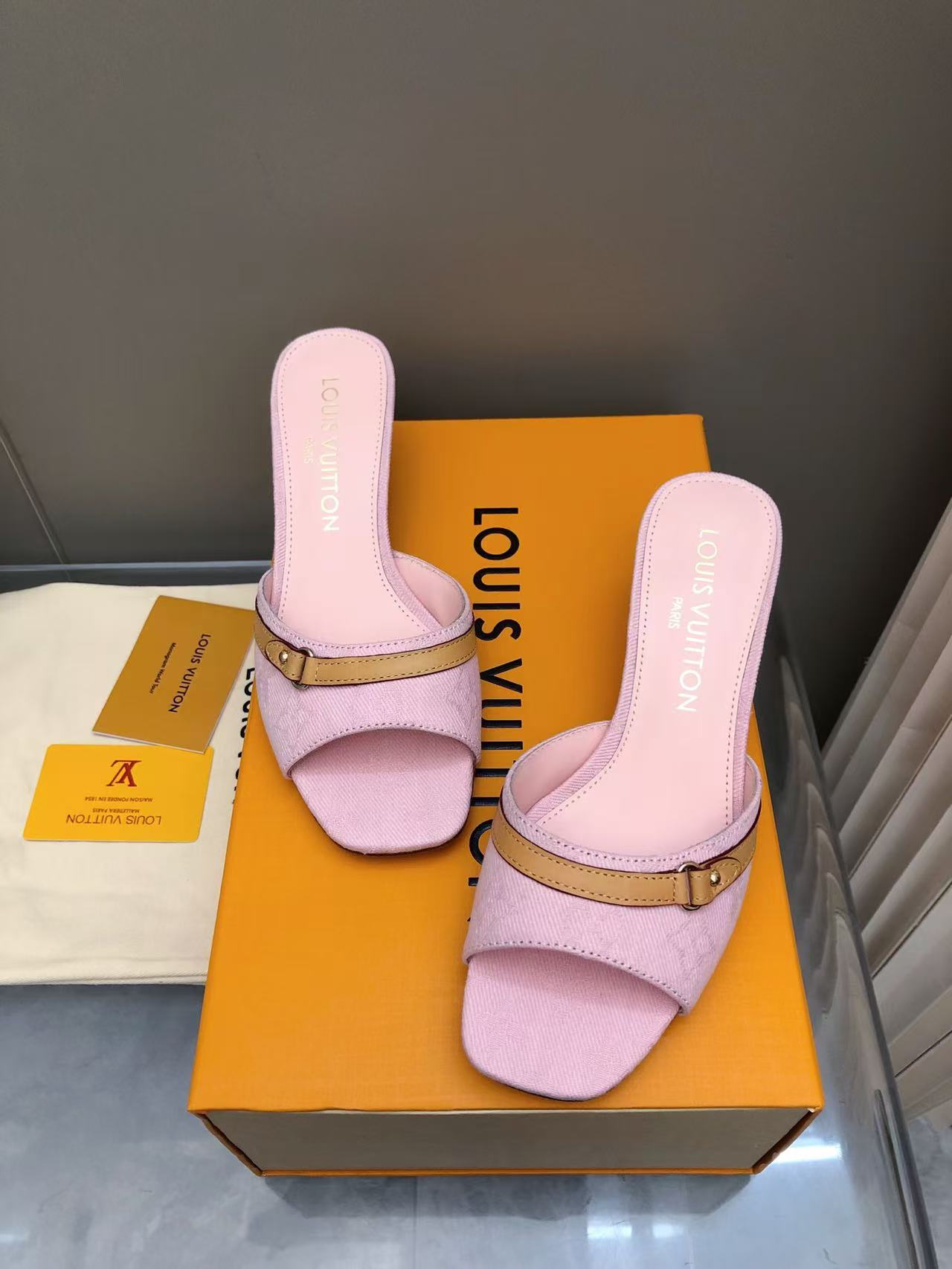 NO:249131,Ss is the latest model, denim slippers/hot products, new products, purchasing level!  Full of high-end feeling!  A popular model from domestic and foreign bloggers, retro and fashionable, beautiful!  The kitten heel is just right, sexy and comfortable, full of the full emotional value that beautiful summer shoes can give. The sandals are also very well-behaved and beautiful!  Sheepskin inner lining, natural cowhide sole size 35-41 (40 41 customized) 2025, slippers, sandals, slippers, cowhide, sheepskin19860909ss开春 主打最新款 丹宁牛仔布拖鞋/爆款 硬货上新 代购级别！高级感十足！国内外博主刷爆的一款,复古又时髦上脚美炸了！ 刚刚好的小猫跟,性感舒适,拉满了夏日美鞋能给的满分情绪价值 凉鞋的造型也很乖巧好看呀！ 羊皮内里,本色牛皮底 size 35-41（40 41定制） 2025,拖鞋,sandals,slippers,cowhide,sheepskin,Women's Shoes