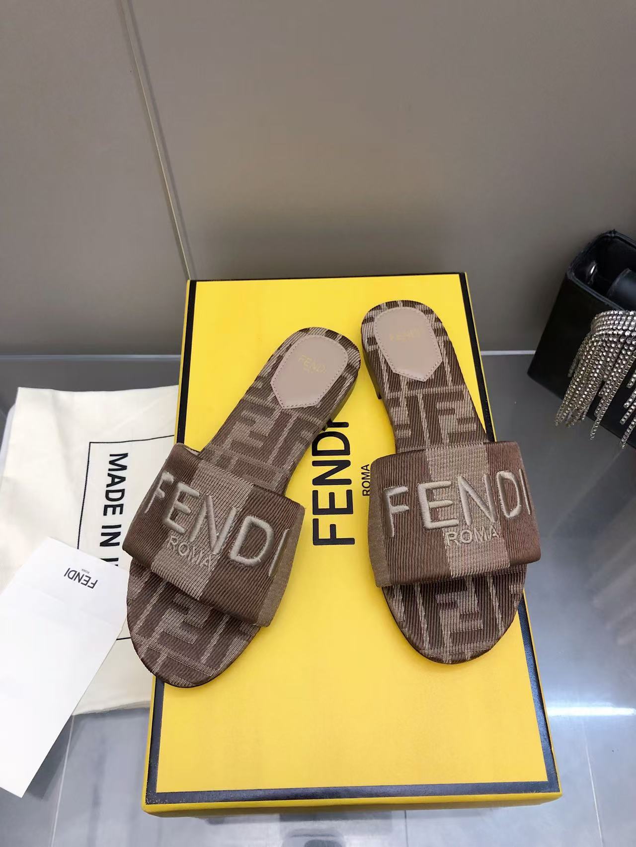 NO:260601,2025 latest spring and summer latest popular catwalk embroidered logo slipper series Original 1:1 development, the first design with FF Baguette decorative buckle fresh blood injection and FF retro. Super nice and versatile, very eye-catching. The cute and cute warm and cute! Super comfortable to put on the feet. The upper is original customized FF jacquard cloth/pp grass inner sheepskin. The original open molded sole. The size is 35-41. 2025. Slippers, slippers, sheepskin198609092025 最新款春夏最新爆款走秀款刺绣logo拖鞋系列 原版1:1开发,首款带FF Baguette装饰性搭扣新鲜血液注入加FF复古的设计 超好看百搭,非常吸眼睛 蠢萌蠢萌的暖暖的超可爱!上脚超级舒适 鞋面原版定制FF提花布/pp草 内里羊皮 大底原版开模大底 码数35-41 2025,拖鞋,slippers,sheepskin,Women's Shoes