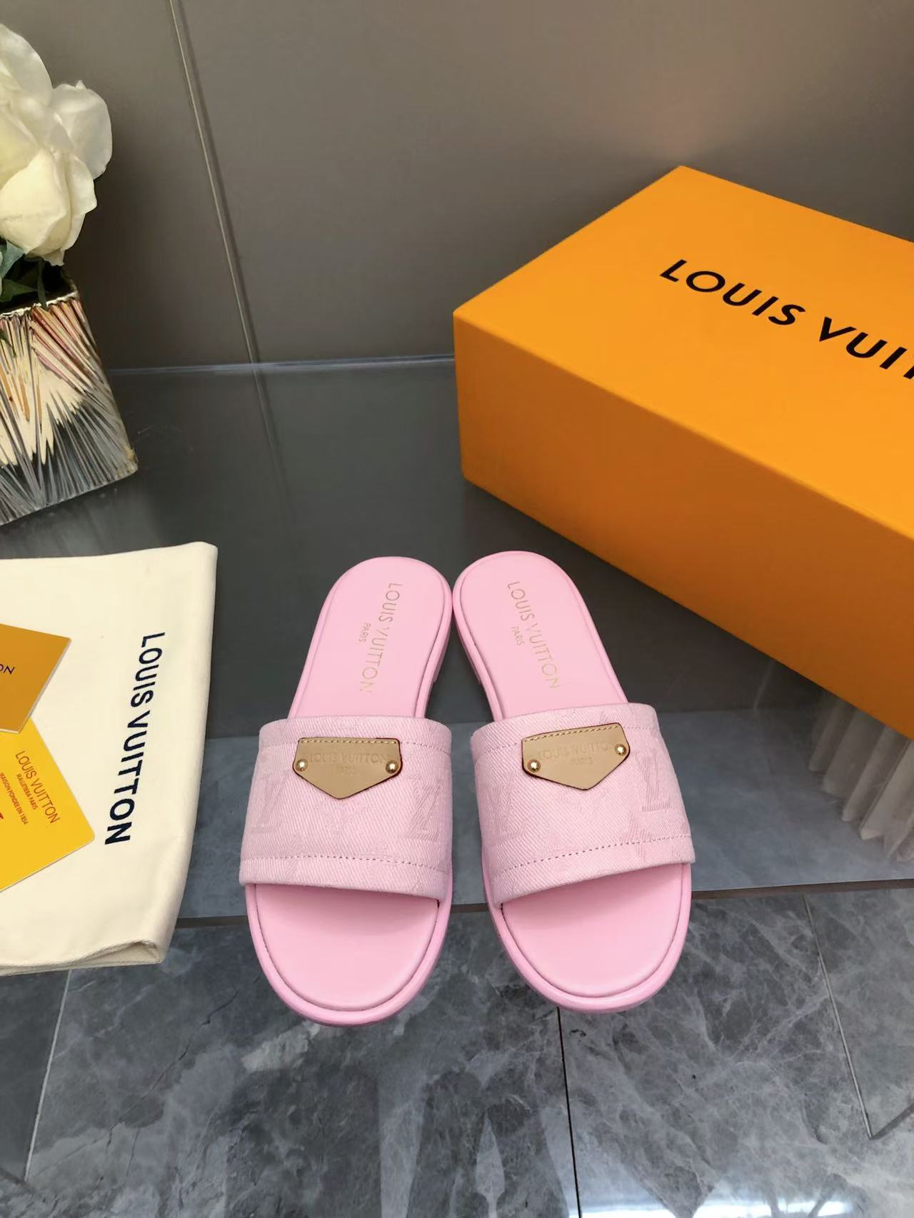 NO:260605,Top version:ss25 new arrival~ 25 spring and summer new denim slippers lambskin inner lining, slowly lazy vacation feel The sole has a certain thickness and is very comfortable size 35-41, slippers, slippers, sheepskin19860909顶级版:ss25 new arrival～ 25春夏 牛仔拖鞋新品 小羊皮内里,慢慢慵懒 度假feel 鞋底有一定厚度,很舒适 size 35-41,拖鞋,slippers,sheepskin,Women's Shoes