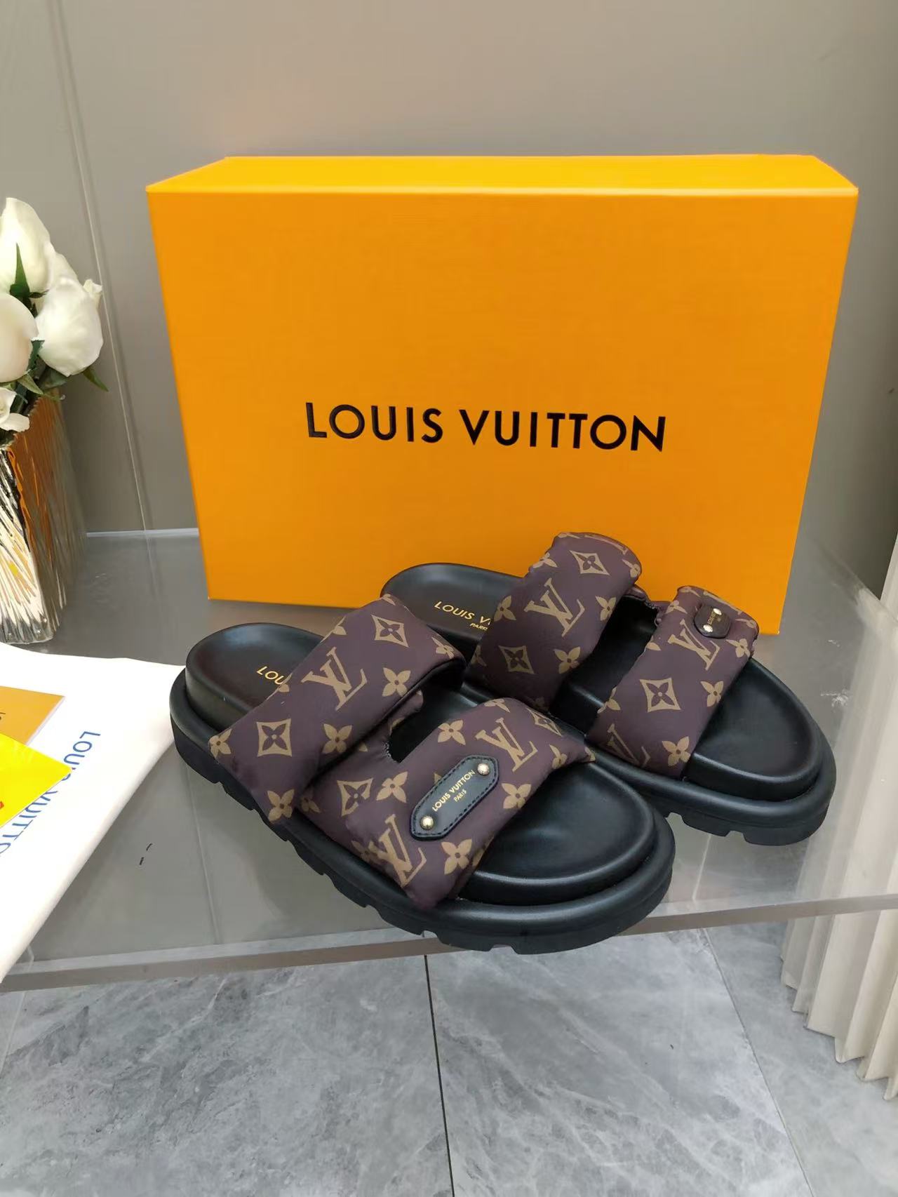 Louis Vuitton Pool Pillow Sandals - Comfortable & Stylish Couple Slides 7 a1743468860202 6152