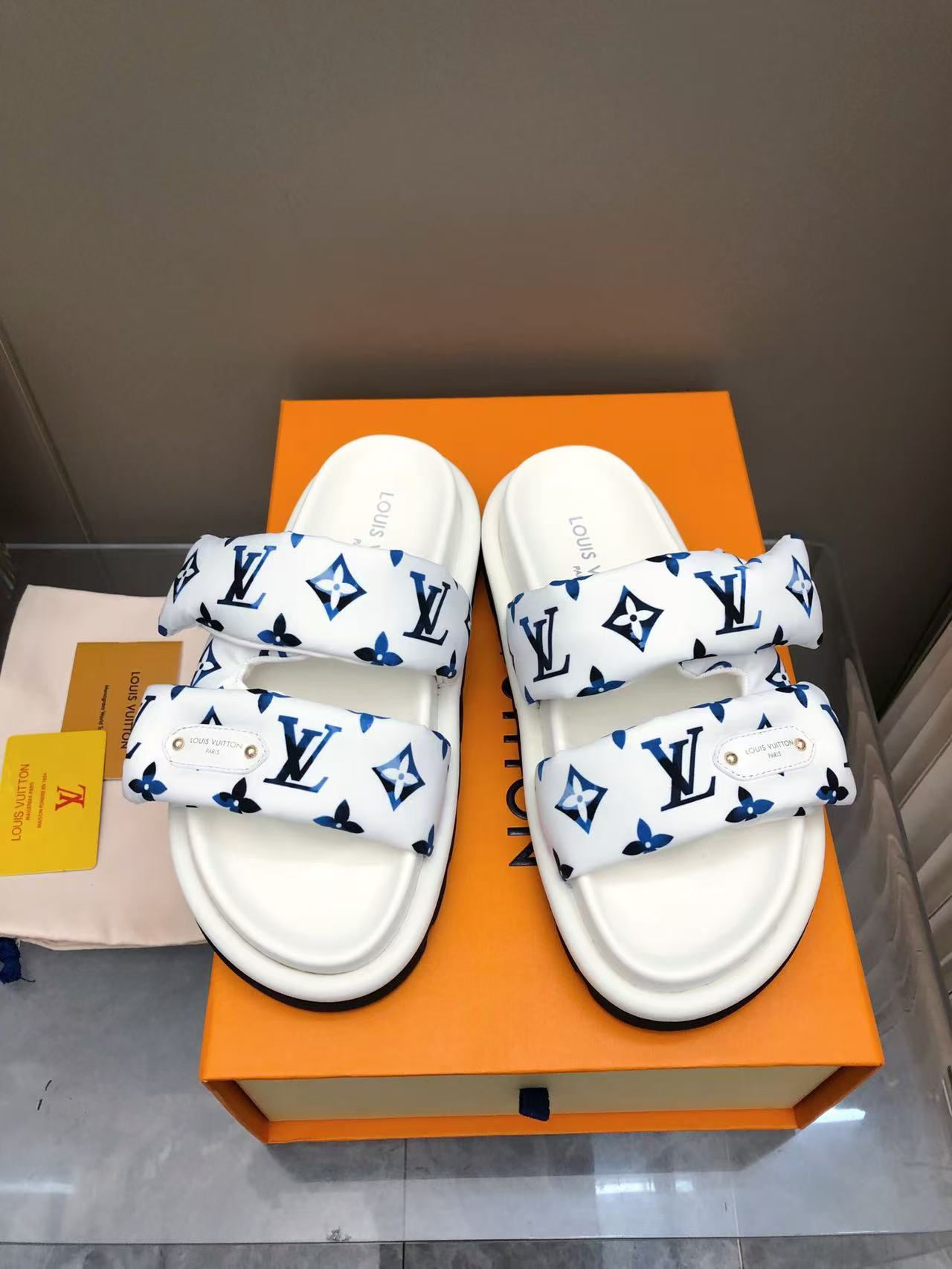 Louis Vuitton Pool Pillow Sandal: Comfortable & Stylish Summer Essential 4 a1743468883830 8305