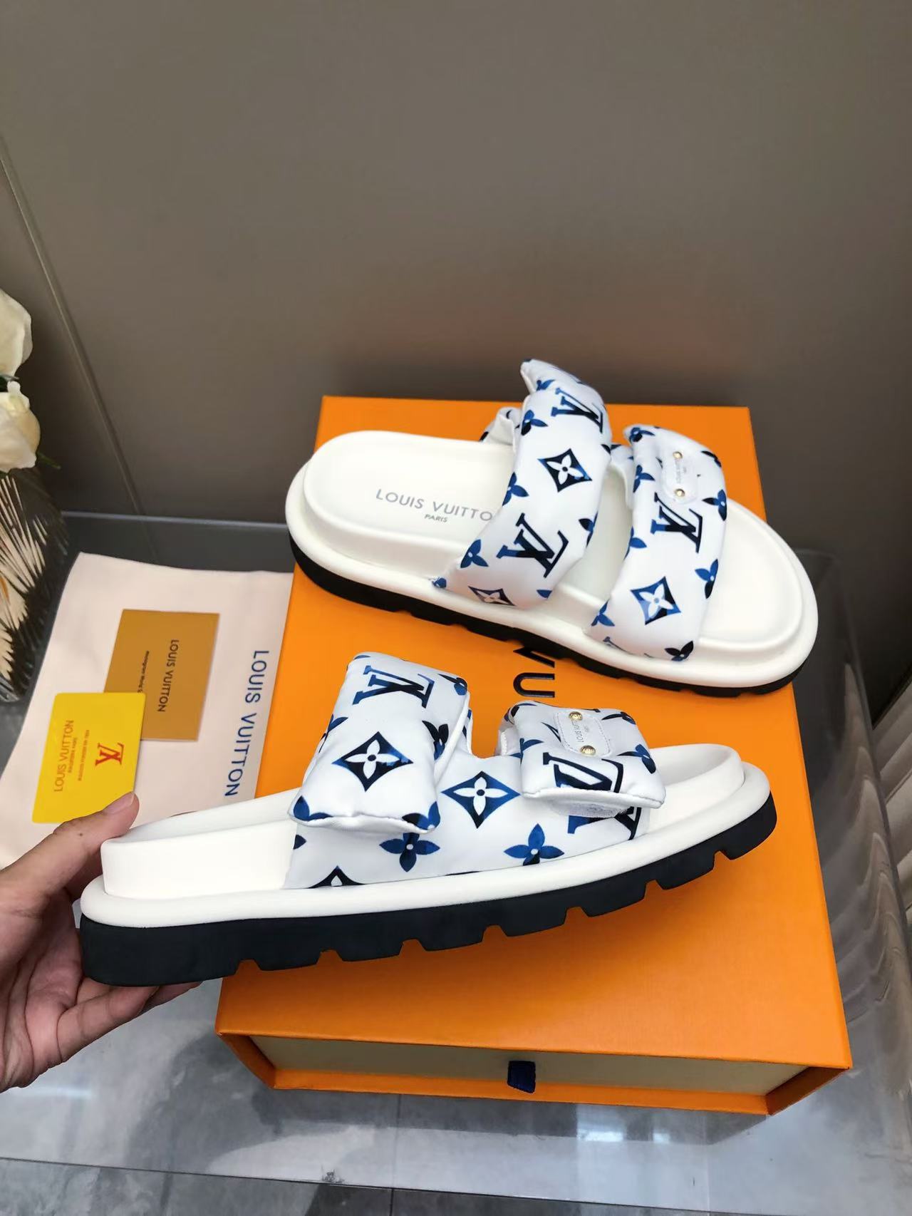 Louis Vuitton Pool Pillow Sandal: Comfortable & Stylish Summer Essential 5 a1743468883837 3630