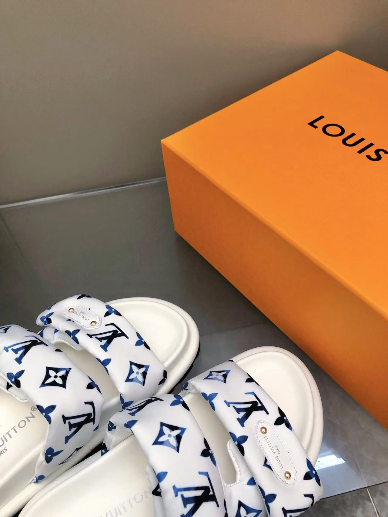 Louis Vuitton Pool Pillow Sandal: Comfortable & Stylish Summer Essential 7 a1743468884913 8047