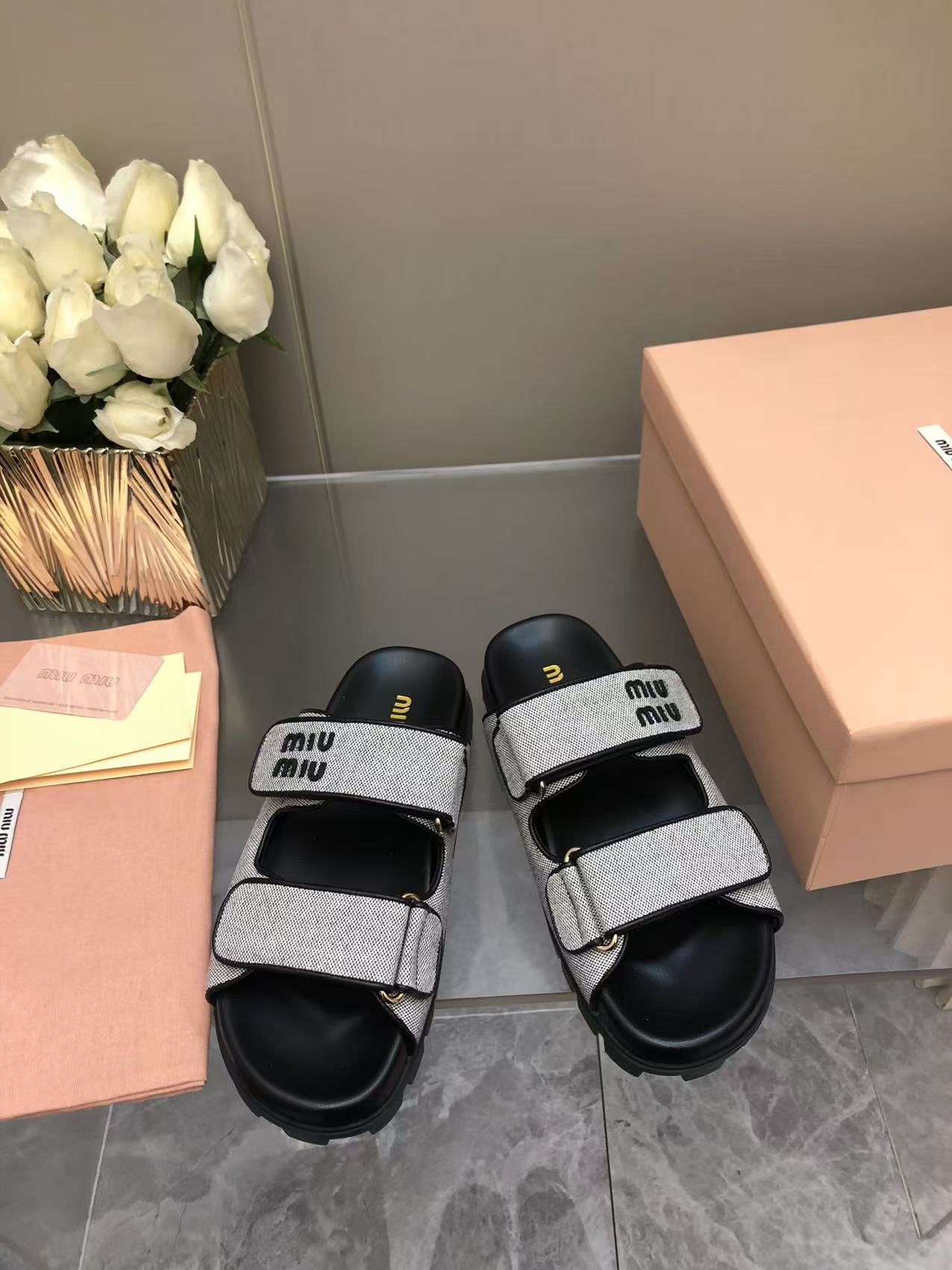 NO:260611,ss25 new arrival~ 25 spring and summer new products of woven slippers pure finishing weaving, lambskin inner, slowly lazy vacation feel The sole has a certain thickness and is very comfortable size 35-41 2025, slippers, slippers, sheepskin19860909ss25 new arrival～ 25春夏 编织拖鞋新品 纯收工编织,小羊皮内里,慢慢慵懒 度假feel 鞋底有一定厚度,很舒适 size 35-41 2025,拖鞋,slippers,sheepskin,Women's Shoes