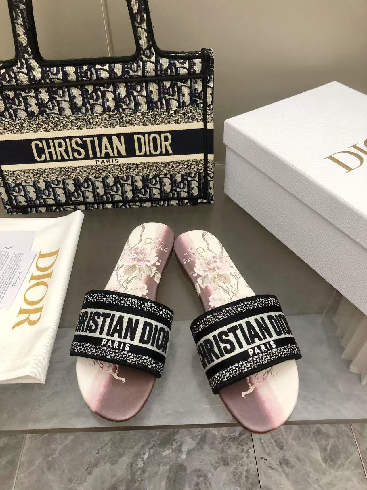 NO:421850,No. 218 color Flat sole 2025 spring and summer new color Dior women's old-fashioned embroidered leather slippers Christin Dior has always been synonymous with gorgeousness and elegance, and has always been at the top in the fashion hall. It is particularly worth mentioning that the sole embroidery pattern is recreating one of the treasured logos. Original version* full set of packaging. More than 200 colors are selected at will. The upper is selected for top-grade embroidered cotton cloth. Imported sheepskin. The original sole original leather sole. Size 35-42 (40 41 42 sizes customized) Due to too many colors, some colors need to be customized, and they are not returned or exchanged. 2025, slippers, dior, slippers, sheepskin19860909218号花色 平底 2025春夏新色 迪奥女士老花刺绣皮底拖鞋 克里斯丁迪奥一直是华丽与高雅的代名词,在时尚殿堂一直是雄踞顶端 特別值得一提的是鞋底绣花图案,再現珍愛的標誌之一 原版打版*全套包装 二百多个颜色随意选 鞋面精选顶级刺绣棉布 内里进口羊皮 大底原版真皮底 码数35-42 (40 41 42码定做) 由于颜色太多,个别颜色需订做,不退不换 2025,拖鞋,dior,slippers,sheepskin,Women's Shoes