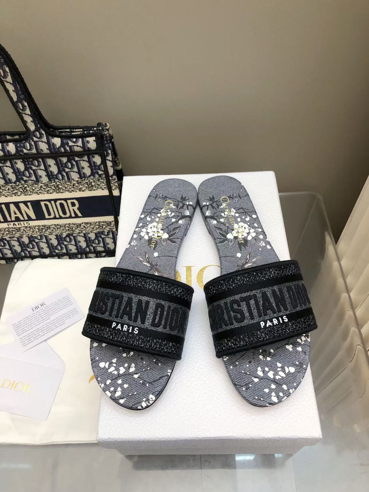 NO:421861,No. 219 color Flat sole 2025 spring and summer new color Dior women's old-fashioned embroidered leather slippers Christin Dior has always been synonymous with gorgeousness and elegance, and has always been at the top in the fashion hall. It is particularly worth mentioning that the sole embroidery pattern is recreating one of the treasured logos. Original version* full set of packaging. More than 200 colors are selected. The upper is selected for top-grade embroidered cotton cloth. Imported sheepskin. The original sole original leather sole. Size 35-42 (40 41 42 sizes customized) Due to too many colors, some colors need to be customized, and they are not returned or exchanged. 2025, slippers, dior, slippers, sheepskin19860909219号花色 平底 2025春夏新色 迪奥女士老花刺绣皮底拖鞋 克里斯丁迪奥一直是华丽与高雅的代名词,在时尚殿堂一直是雄踞顶端 特別值得一提的是鞋底绣花图案,再現珍愛的標誌之一 原版打版*全套包装 二百多个颜色随意选 鞋面精选顶级刺绣棉布 内里进口羊皮 大底原版真皮底 码数35-42 (40 41 42码定做) 由于颜色太多,个别颜色需订做,不退不换 2025,拖鞋,dior,slippers,sheepskin,Women's Shoes