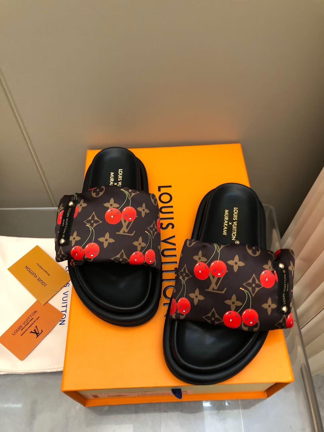 NO:615093,Men's and women's models, high version. 2025ss, the latest version for casual lazy people in early spring!  ____________________________ The 2025 ss spring model is launched, the new early spring vacation series, the counters are updated simultaneously, the upper is made of unique down filling, the fabric is light and breathable, ultra-light and super comfortable!  This summer's must-have style is one of the joint designs between Louis Vuitton and Kansai Yamamoto. The designer painted a very personal pattern on the classic Mono*gram canvas fabric, creating this style with gorgeous colors and an ultra-light and comfortable feel. The fabric is L*V classic material, sheepskin feet, original outsole, purchased from the original 1:1, the quality is as good as ever, and the details are impeccable! Comes with a full set of high-end counter packaging. Size 35-46 2025, slippers, louis  vuitton,slippers,down jacket,sheepskin19860909男女款 高版本.2025ss 早春最新版休闲懒人拖上新！______________________________2025ss春款首发,早春新款度假系列,专柜同步更新,鞋面采用独一无二的填充羽绒,面料轻盈透气,超轻超舒服！今夏必入款此款是路易“威与山本宽斋的联名设计之一,这位设计师在经典Mono*gram帆布面料上绘出极具个人特色的图案,创造出此款色彩绚丽、脚感超轻舒适. 面料L*V经典材料,羊皮垫脚,原版大底,购入原版1:1打造,品质一如既往,细节无可挑剔！配专柜高档全套包装. size35-46码 2025,拖鞋,louis vuitton,slippers,down jacket,sheepskin,Women's Shoes