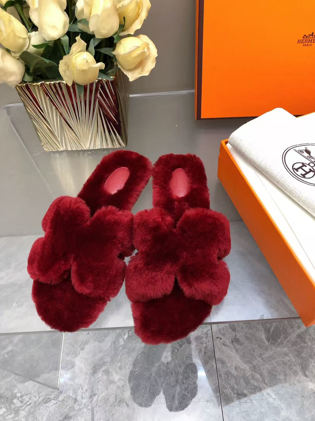 NO:615052,The highest version of handmade shoes on the market, the top product Hermès slippers —————————— The new early autumn model is the same as the original version, handmade by masters!  High-end customization, exclusive product, the highest version in the industry using Hermers uppers imported from Italy cowhide + original custom-grade Australian sheepskin feet + genuine leather outsole (pursuing top walking comfort) ━━━━Hermes━━━━━ size 35-40 (41.42 custom-made and non-refundable), fur shoes and slippers, hermes, hermes, slippers, cowhide, sheepskin, Leather  soles19860909市场最高版本纯手工鞋 顶级产品爱马仕拖鞋 —————————— 早秋新款原版一样, 师傅级纯手工打造 ！高端定制,独家产品,行业最高版本采用Hermers鞋面意大利进口牛皮+原版订制级澳洲羊皮垫脚+真皮大底（追求顶级行走舒适度）━━━━Hermes━━━━━ size35-40（41.42定做不退换）,毛毛鞋拖鞋,hermes,hermes,slippers,cowhide,sheepskin,Leather soles,Women's Shoes