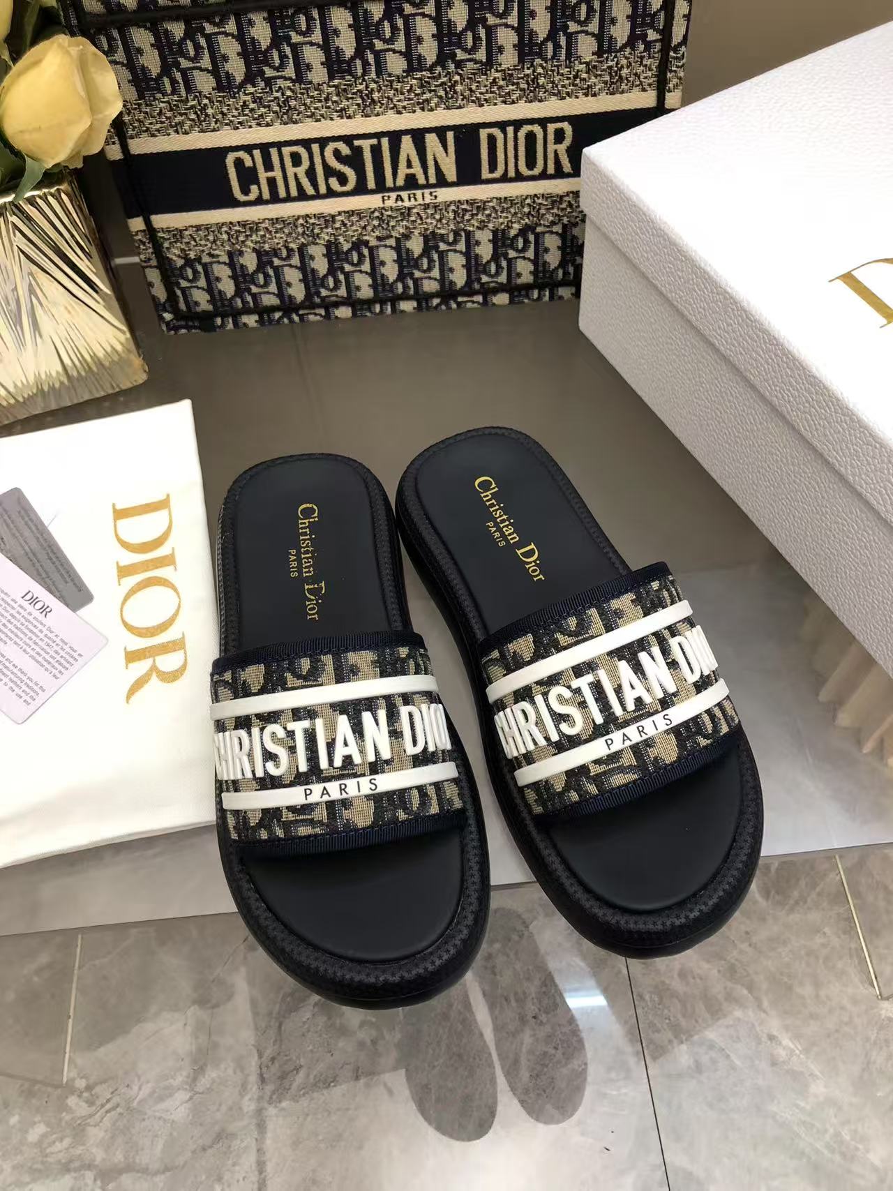 NO:466442,Top version of cD ten thousand needle embroidered slippers A must-have item for summer beach vacation, minimalist style, light and comfortable, original mold-opening vacuum foam sole, super fit for foot feeling... Christian D embroidered cloth style/stencil leather style... Size 35-40 2 colors, fur shoes and slippers, slippers19860909顶级版本cD万针刺绣拖鞋 夏日沙滩度假必备单品,极简风格轻便舒适 原版开模抽真空发泡底,超贴合脚感…… Christian D刺绣布面款/钢印皮面款…… 码数35—40 2色入,毛毛鞋拖鞋,slippers,Women's Shoes