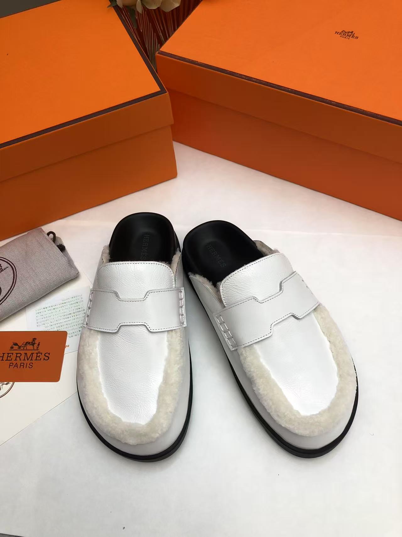 NO:615058,Cute Muller half-flop Birkenstocks wool version. I really need versatile slippers. They look good no matter how you match them. They have a casual and high-end feel. They are also very comfortable. They match with a variety of colorful socks. They are so trendy. Imported cow suede fabric. Wool lining. Tu non-slip and wear-resistant outsole. Size35-41, furry half-flop, slippers, socks.19860909呆萌穆勒半拖勃肯鞋羊毛版 真的太需要百搭拖鞋了,怎么搭配都好看,随意且高级的感觉 舒 适度也很棒,搭配各种彩色袜子,潮爆了 进口牛反绒面料 羊毛内里 Tu防滑耐磨大底 Size35-41,毛毛鞋半拖,slippers,socks,Women's Shoes