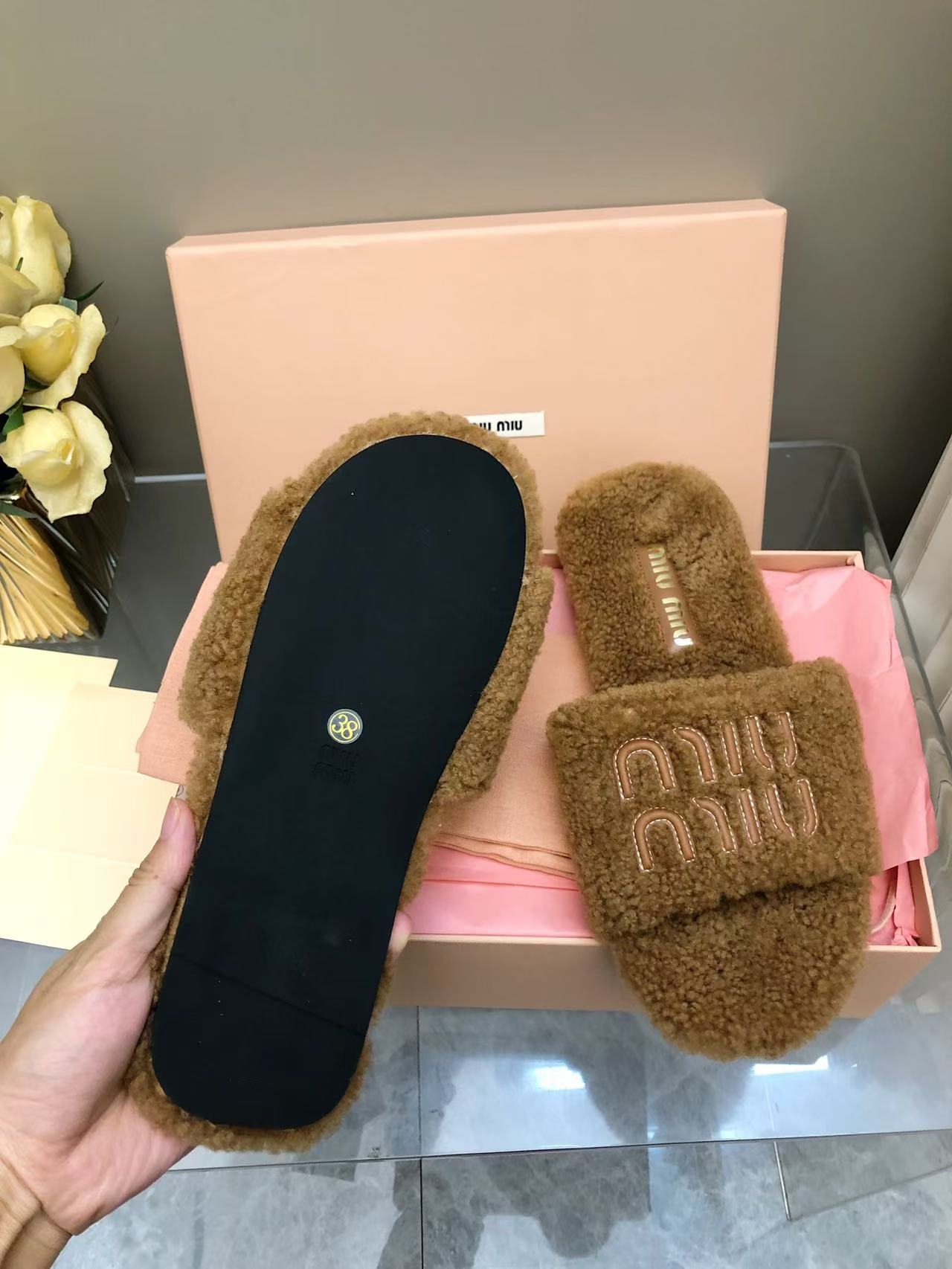 25ss秋冬走秀新款·明星同款平底居家毛毛拖鞋，出现在各大时装杂志封面，闭眼入都是不会后悔·上脚非常舒服超舒适⚠️（ZP订制面料）
✔鞋面：进口羊羔毛
✔内里：进口羊羔毛
✔鞋底：原版大底
✔码数：35-40
p220
