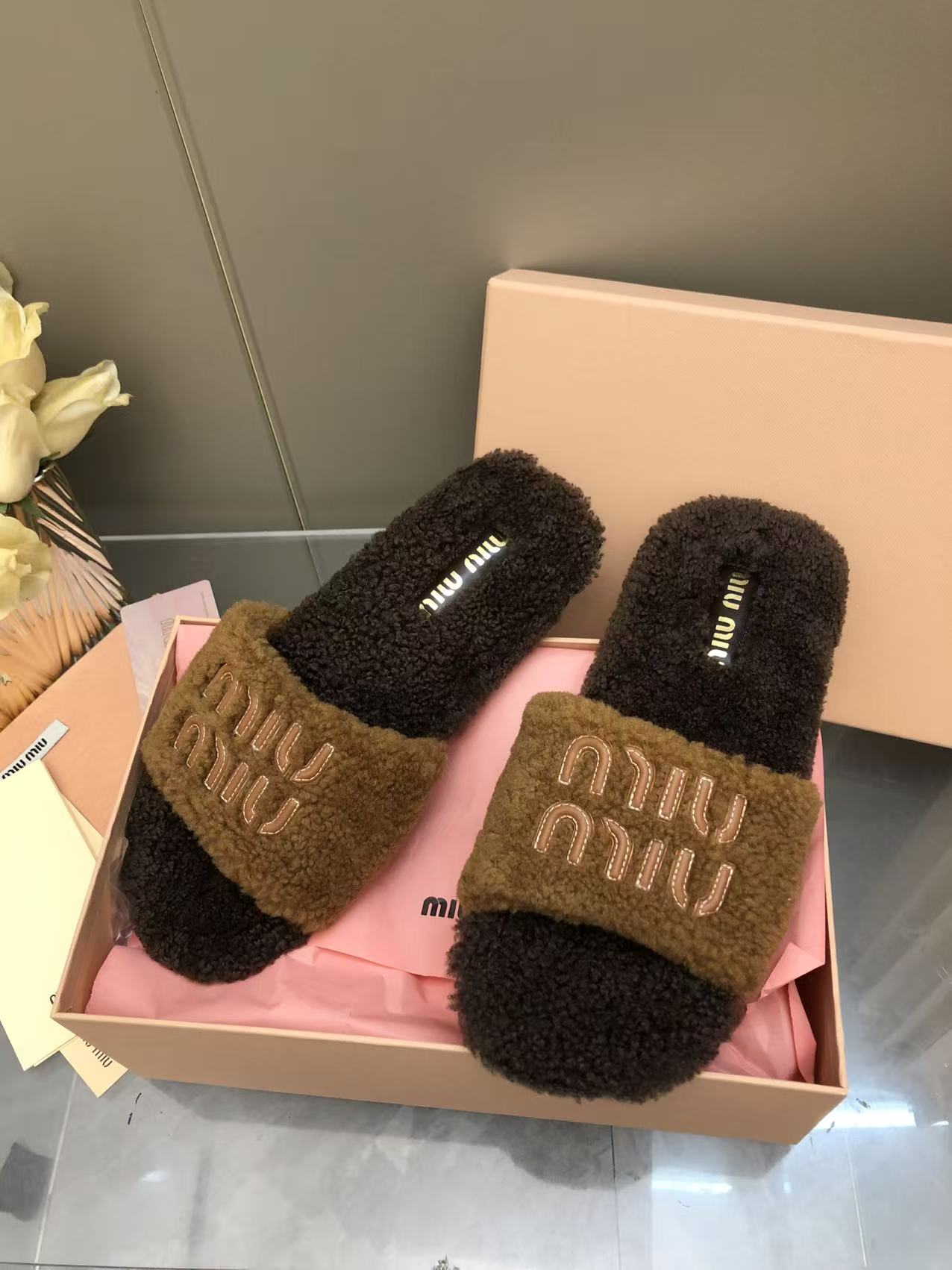 NO:615046,25ss autumn and winter catwalk new style·The same style of flat-soled home furry slippers with celebrities, appearing on the covers of major fashion magazines. You will not regret it if you close your eyes.·Very comfortable and super comfortable on the feet (ZP customized fabric). The upper is imported lamb wool. The lining is imported lamb wool. The sole is original outsole. Size 35-40 2025, woolen shoes and slippers, slippers1986090925ss秋冬走秀新款·明星同款平底居家毛毛拖鞋,出现在各大时装杂志封面,闭眼入都是不会后悔·上脚非常舒服超舒适（ZP订制面料） 鞋面进口羊羔毛 内里进口羊羔毛 鞋底原版大底 码数35-40 2025,毛毛鞋拖鞋,slippers,Women's Shoes