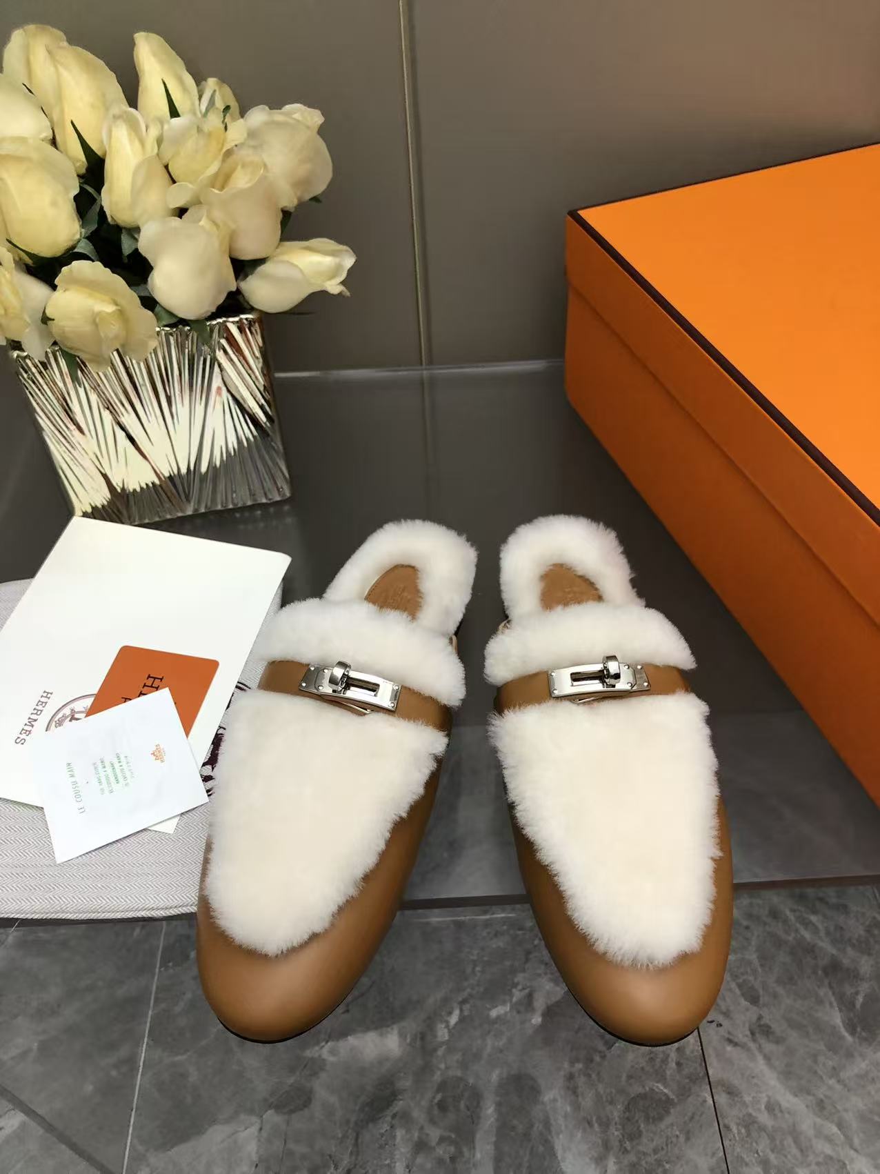 NO:615063,fw25 new arrival~ H family's autumn and winter high cashmere kelly half-flop, good-looking, easy to wear and high-end, a must-have item for autumn and winter, made of fur, imported cowhide sole from Italy, top quality 35-41, furry shoes and half-flop, cowhide19860909fw25 new arrival～ H家秋冬高羊绒kelly半拖 好看好穿还高级,秋冬决绝子单品 皮毛一体材质,意大利进口牛皮底 顶级精品35-41,毛毛鞋半拖,cowhide,Women's Shoes