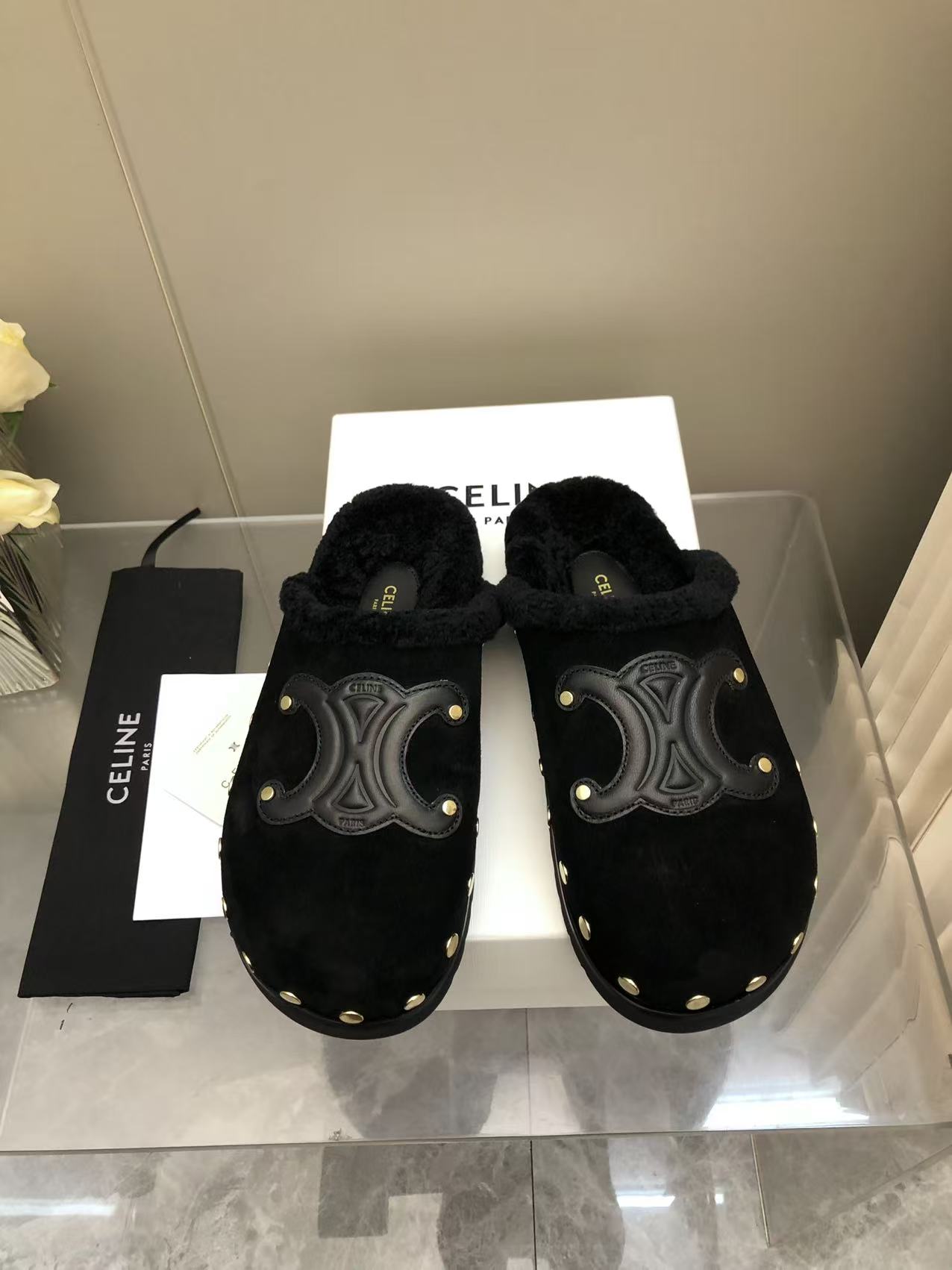 NO:615083,Wool model. The Paris commuting philosophy of stepping into the clouds. Brown frosted Birkenstock shoes that you can’t stop wearing once. They are both fashionable and comfortable! Made of matte cowhide! size 35-41, semi-flip-flops, cowhide19860909羊毛款 踩进云朵的巴黎通勤哲学 一穿就停不下来的棕色磨砂勃肯鞋 兼具時髦與舒適度！磨砂牛皮材質！ size 35-41,半拖毛毛鞋,cowhide,Women's Shoes