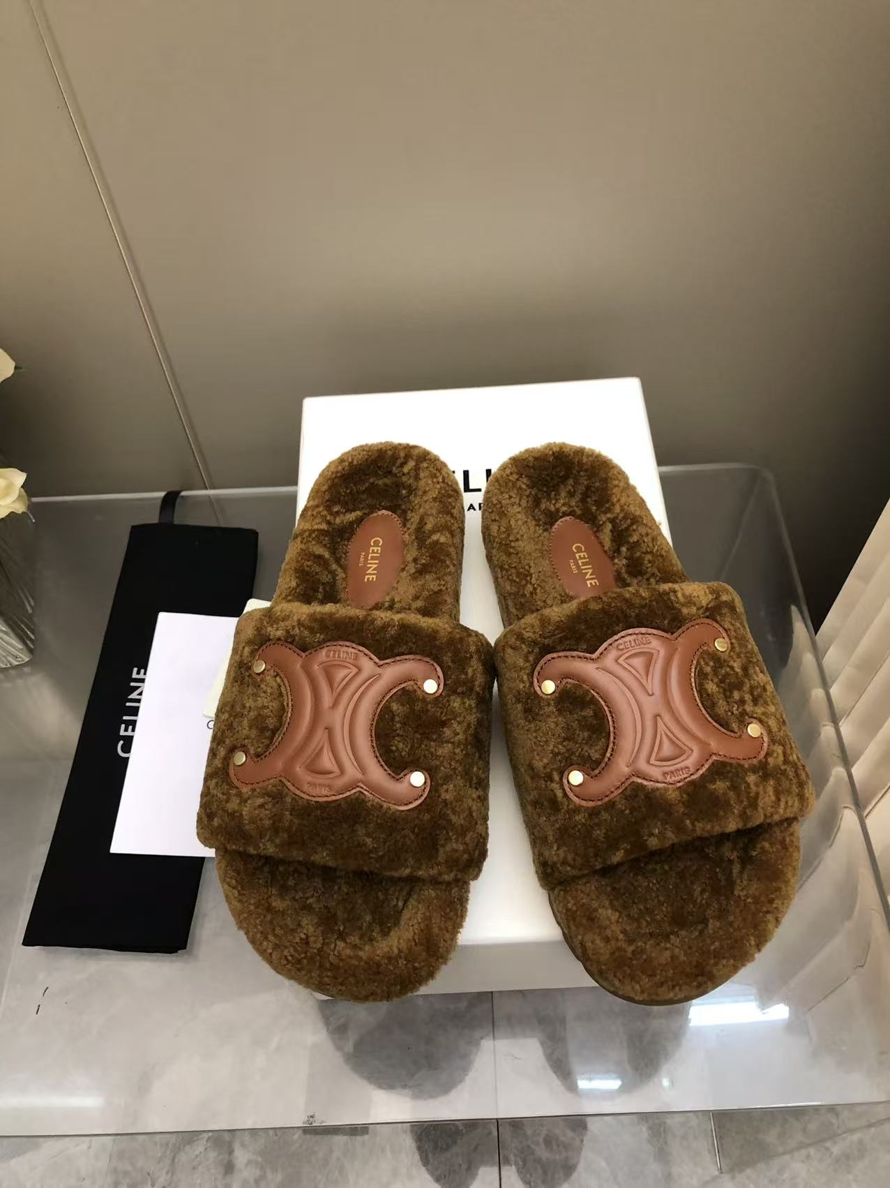 NO:615081,25 spring and summer hot-selling Arc de Triomphe Logo wool slippers, full of high-end sense, Internet celebrity ins planting tool, very retro style, full of aura, design style is very novel, high-end and very comfortable. The original one-to-one customization embossed Celin logo highlights the brand charm, the cowhide fabric is super soft and comfortable. Color: black brown Upper: imported sheepskin Outsole: original mold Heel height: 2cm Official catalog  Size 35-41, furry shoes and slippers, celine, slippers, cowhide, sheepskin1986090925春夏爆款凯旋门Logo羊毛拖鞋 高级感十足 网红ins种草神器、非常复古风、气场十足单品、设计风格非常新颖、高档且非常舒适.原版一比一定制 压印Celin标志彰显品牌魅力,牛皮面料超级柔软舒适度很好 颜色:黑棕 鞋面: 进口羊皮 大底:原版开模 跟高:2cm 官方目录 码数35-41,毛毛鞋拖鞋,celine,slippers,cowhide,sheepskin,Women's Shoes