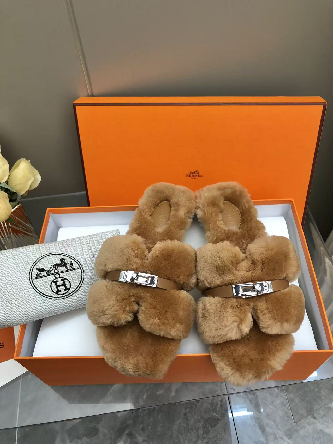 NO:615035,The highest version of handmade shoes in the lock-top version on the market, the top product Hermès slippers —————————— The 2025 early autumn new model is the same as the original version, purely handmade by masters!  High-end customization, exclusive product, the highest version in the industry using Hermers uppers imported from Italy wool + original custom-grade Australian wool feet + genuine leather outsole (pursuing top walking comfort) ━━━━Hermes━━━━━ size 35-40 (41.42 custom-made, non-refundable) 2025, fur shoes and slippers, hermes, hermes, slippers, Leather soles19860909锁头版市场最高版本纯手工鞋 顶级产品爱马仕拖鞋 —————————— 2025早秋新款原版一样, 师傅级纯手工打造 ！高端定制,独家产品,行业最高版本采用Hermers鞋面意大利进口羊毛+原版订制级澳洲羊毛垫脚+真皮大底（追求顶级行走舒适度）━━━━Hermes━━━━━ size35-40（41.42定做不退换） 2025,毛毛鞋拖鞋,hermes,hermes,slippers,Leather soles,Women's Shoes