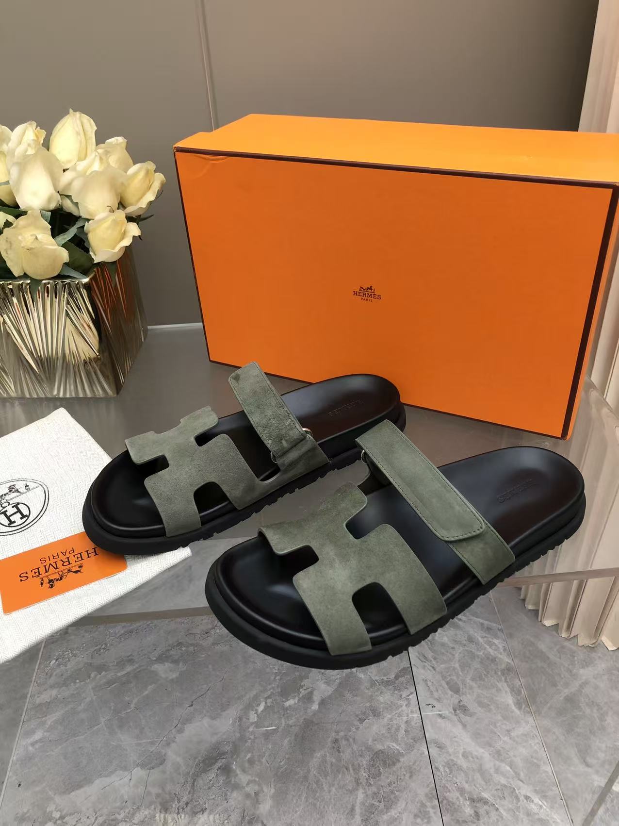 NO:615087,SS new model, originally developed and developed after a long period of disassembly and debugging, is now officially on the market——Original model opening, top version, restrained, low-key and luxurious, slimming legs, very comfortable on the feet, ins & Xiaohongshu, many Internet celebrities have planted grass. The shoes are super versatile, you can portray your own goddess style anytime, anywhere. Imported calfskin for the upper, imported water-dyed cow lining for the feet, imported mixed sheepskin outsole, original TPU, non-slip and wear-resistant outsole, original packaging  Women's size 35-41 Men's size: 42-45 Women's men's size, slippers, slippers, cowhide, sheepskin19860909SS新款 原正品开发、历经时久拆卸 调试 现在正式上货啦 ————原版 开模 顶级版本 内敛低调奢华并且瘦腿、上脚非常舒服、 ins&小红书超多网红明星纷纷种草 鞋子上脚超级百搭 随时随地刻画自己的女神风度 鞋面进口小牛皮 内里进口水染牛里垫脚进口混种羊皮大底原版TPU 防滑耐磨大底原版包装 女码数35-41男码:42-45 女款 男款,拖鞋,slippers,cowhide,sheepskin,Women's Shoes