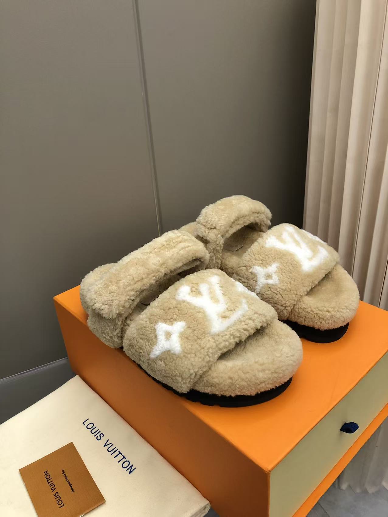 NO:615044,Top version 2025 autumn and winter new autumn and winter essentials, can be worn outdoors and at home, 100% original replica, high-quality production, handsome and stylish when going out in autumn and winter, showing a different visual beauty... The fabric is pure sheepskin, one-piece wool lining, one-piece outsole, original molded bottom, comfortable, durable and elastic!  Size 35-41 packaging original full set packaging 2025, half-flop furry shoes, sheepskin19860909顶级版本 2025秋冬新款秋冬必备款,室外居家都可以穿搭,百分百,原版复刻,高品质打造,秋冬出门帅气有型,秀出不一样的视觉美感……面料纯羊皮毛一体内里羊毛一体大底原版开模成型底, 舒服耐穿回弹力！码数35-41包装原版全套包装 2025,半拖毛毛鞋,sheepskin,Women's Shoes