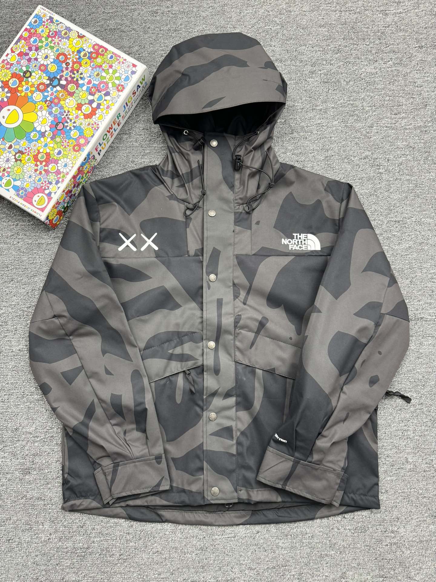 特价💰89 不退换 北面THE NORTH FACE x KAWS 字母Logo绣花连帽长袖冲锋衣 码数s-xl