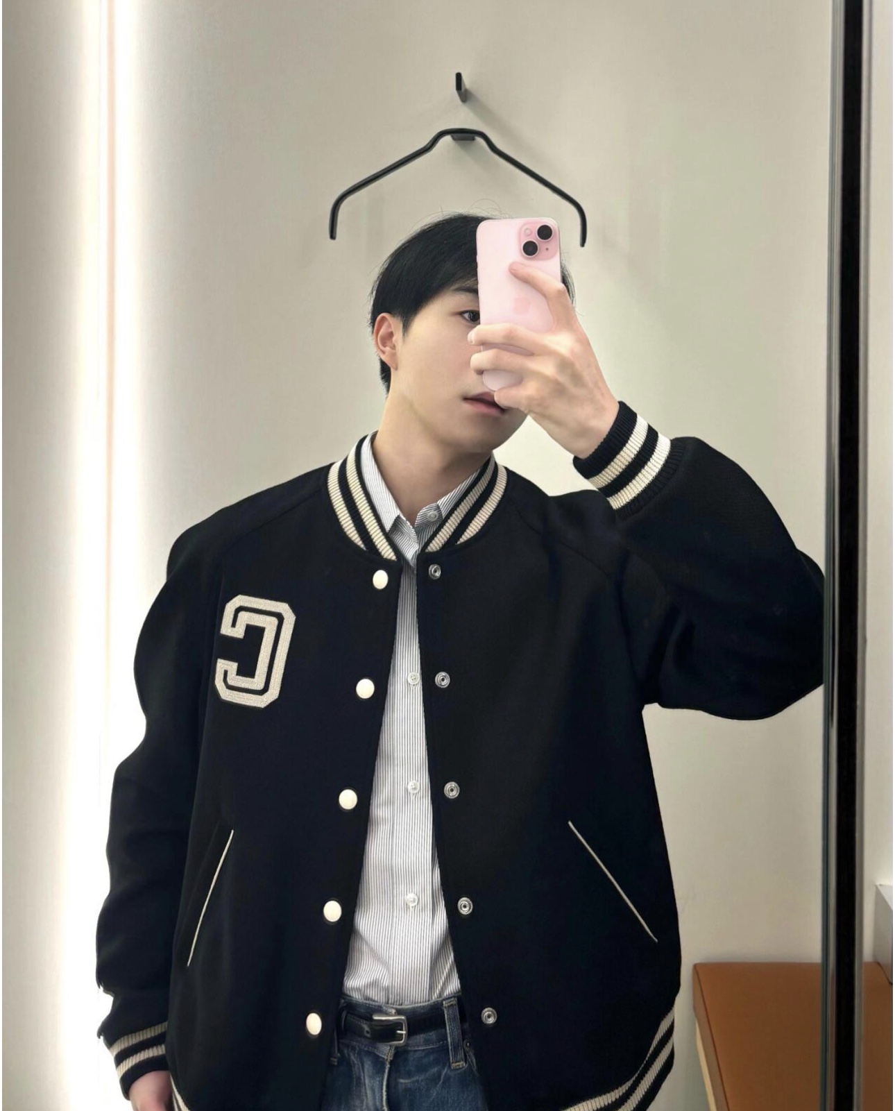 P600 CE刺绣字母羊毛棒球服外套。定织90%羊毛混纺高克重米粒纹粗纺妮子面料，克重高达840G/M²，大费周章的面料，极致还原面料细节，螺纹采用斯托尔横机织造，光一套螺纹价格已经价值不菲，内外双层的设计，让衣服整体保暖又有型。四合扣和五金辅料单独起模具定做，颜色做到完全对色。尺码46 48 50 52 54 56 58。