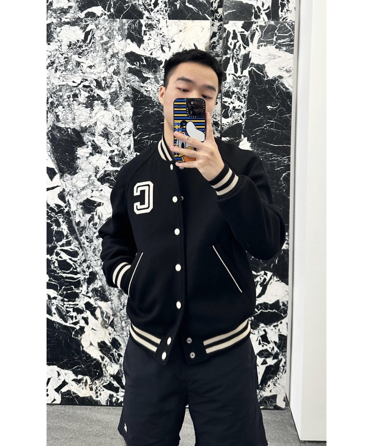 P600 CE刺绣字母羊毛棒球服外套。定织90%羊毛混纺高克重米粒纹粗纺妮子面料，克重高达840G/M²，大费周章的面料，极致还原面料细节，螺纹采用斯托尔横机织造，光一套螺纹价格已经价值不菲，内外双层的设计，让衣服整体保暖又有型。四合扣和五金辅料单独起模具定做，颜色做到完全对色。尺码46 48 50 52 54 56 58。