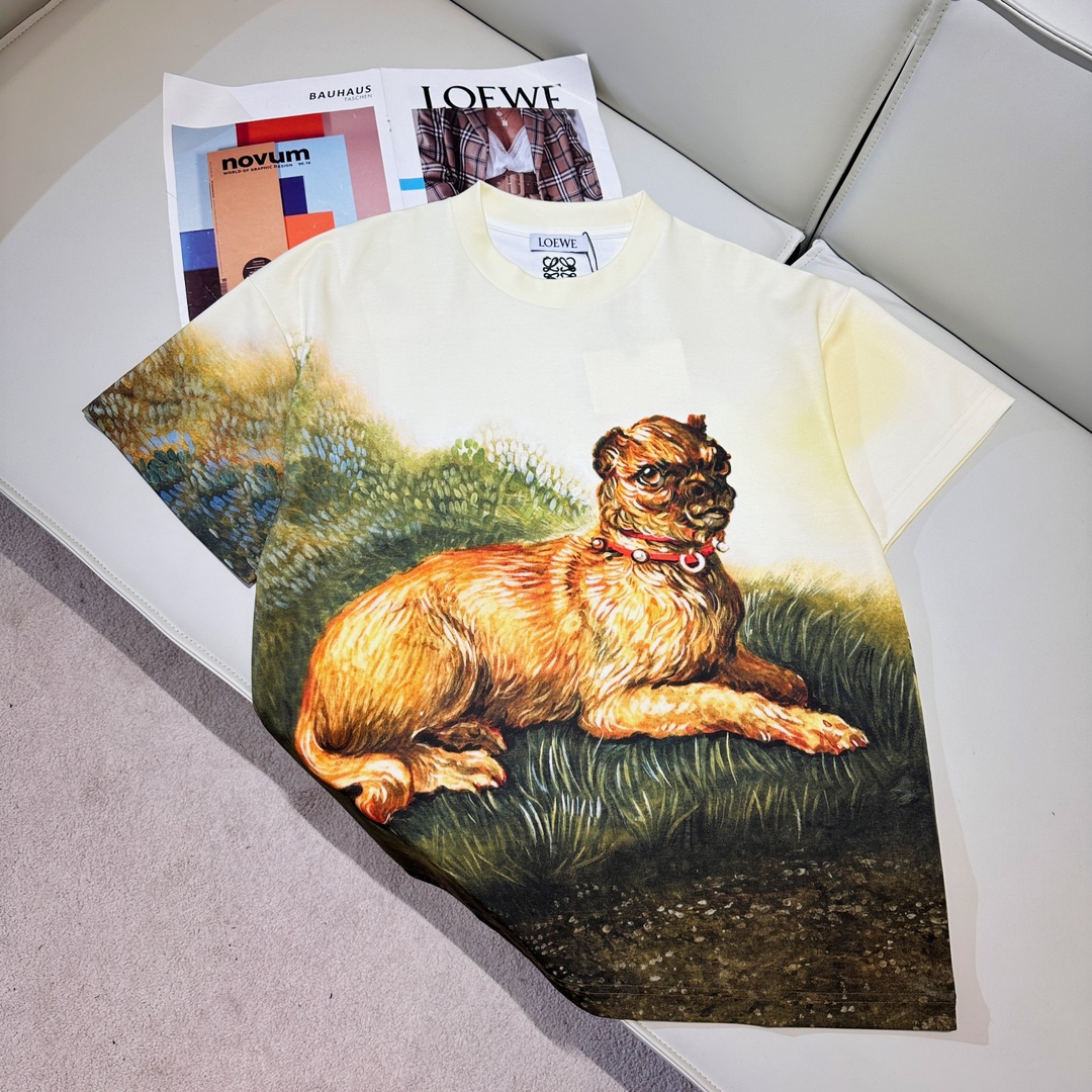 NO:307269,New early spring style Bellington dog print shirt, popular products recommended. Yang Mi’s same style selected space cotton blended cotton fabric, the upper body is breathable and comfortable. This playful print presents a painted dog, vivid and realistic, perfectly interprets nobility and elegance with a playful posture, and can be matched with couples’ styles. It’s so fashionable to liven up the upper body!  Alexander wang19860909早春新款 贝灵顿犬印花恤,爆款推荐 杨幂同款精选太空棉混纺棉质面料,上身透气舒爽,这件俏皮印花呈现带有彩绘的狗狗,生动逼真,以俏皮之姿完美诠释了高贵及优雅,可以搭配情侣款哦 ~一整个时髦住了上身太绝了！ 码数,,alexander wang,Women's clothing