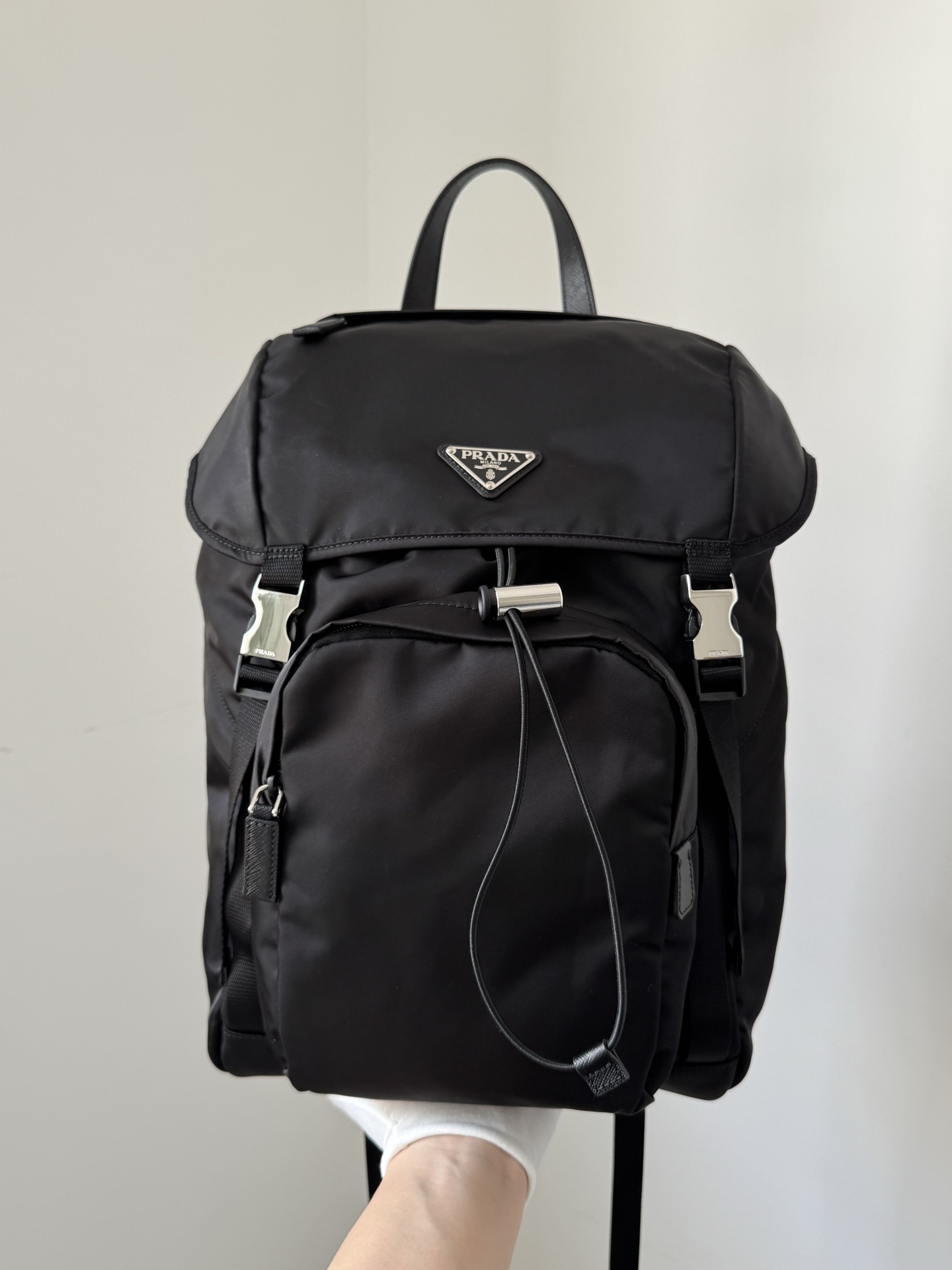 Prada backpack, the same style for men and women, the size is slightly smaller than the previous models, but the capacity is still very sufficien