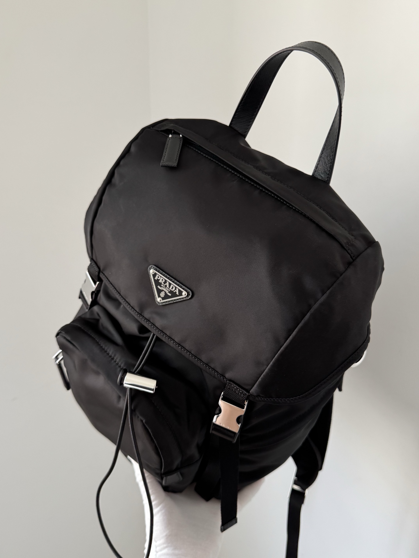 Prada backpack, the same style for men and women, the size is slightly smaller than the previous models, but the capacity is still very sufficien