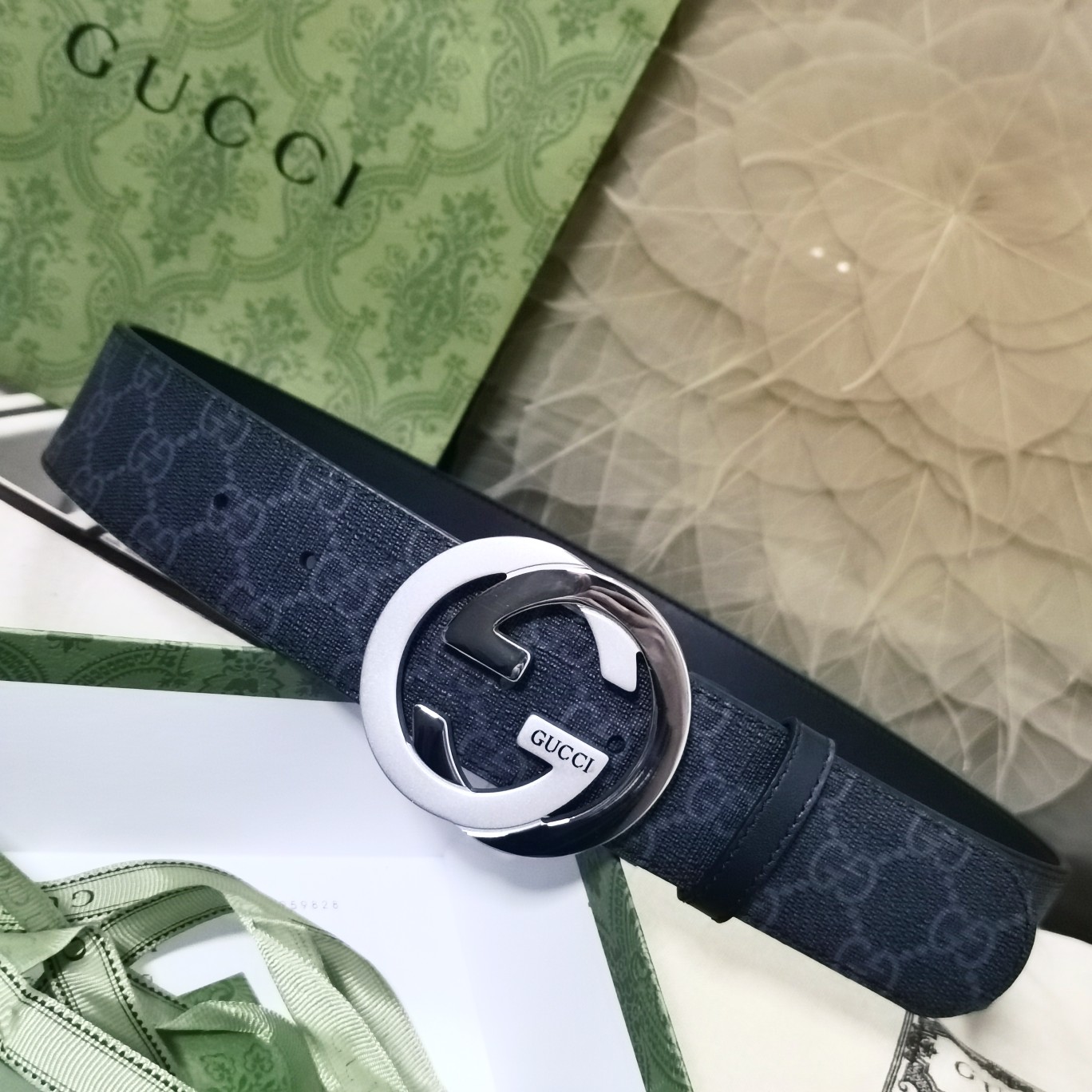 Gucci[正]原厂进口小牛皮腰带配有互扣式双G带扣细节亮面金属配件互扣式双G扣搭配铆钉封口休闲大方时尚