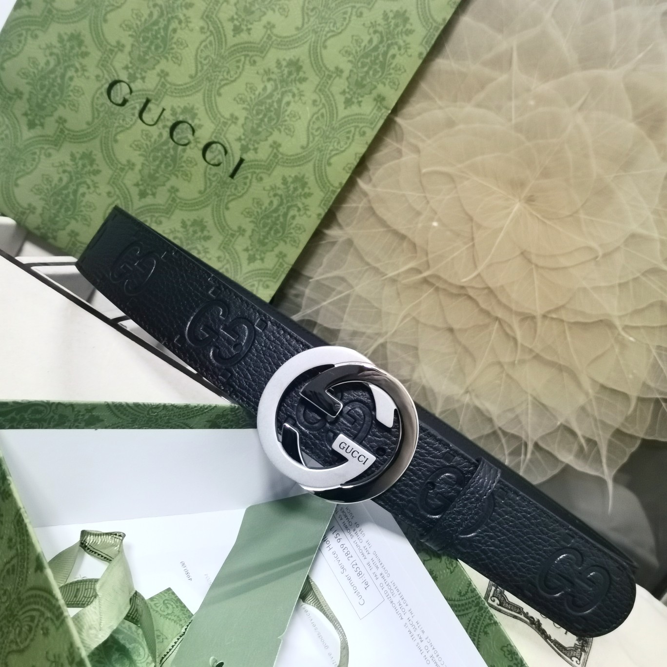 Gucci[正]原厂进口小牛皮腰带配有互扣式双G带扣细节亮面金属配件互扣式双G扣搭配铆钉封口休闲大方时尚