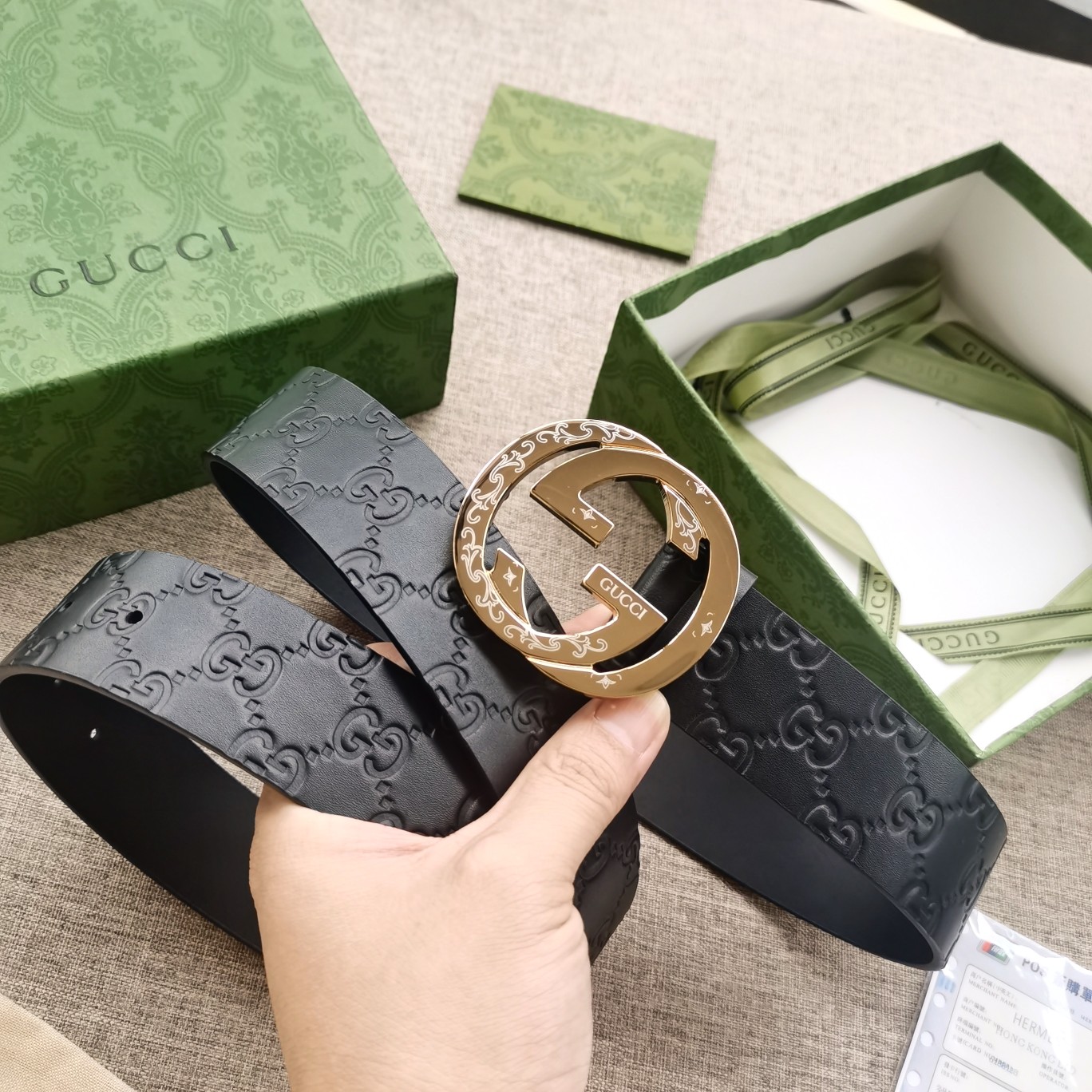 Gucci[正]原厂进口小牛皮腰带配有互扣式双G带扣细节亮面金属配件互扣式双G扣搭配铆钉封口休闲大方时尚