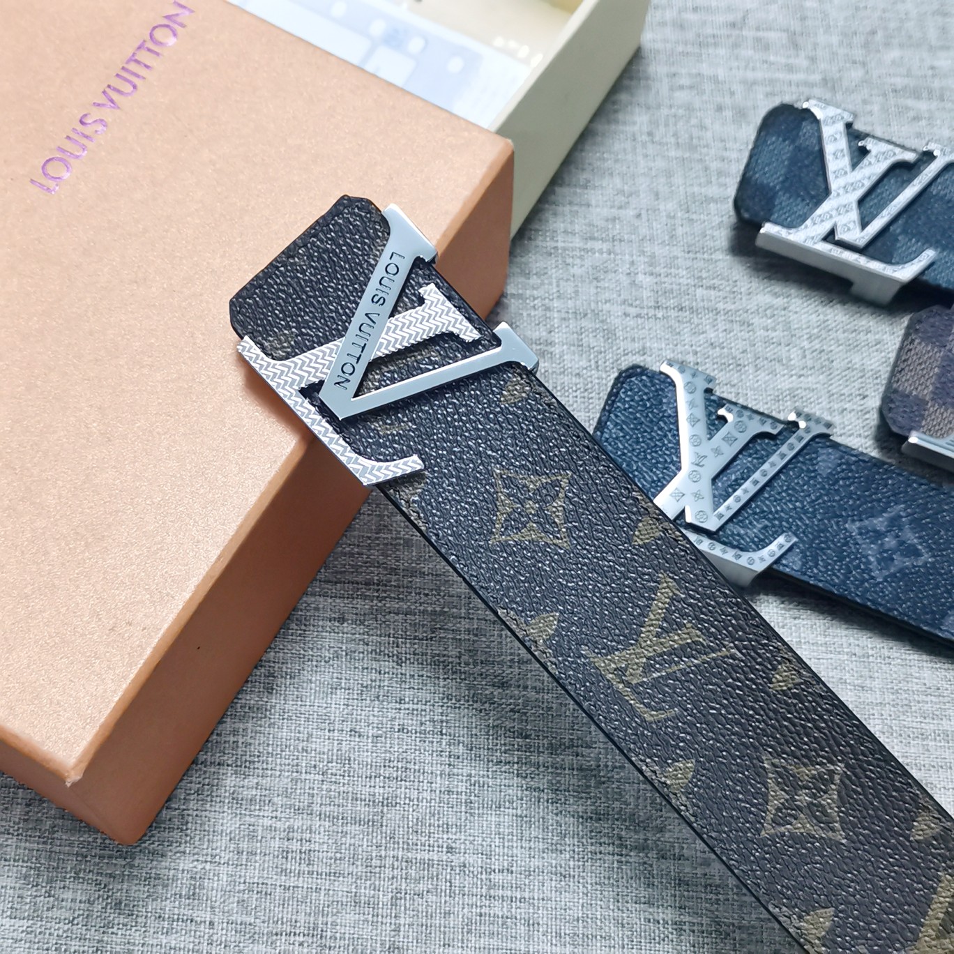 LouisVuitton[正]4.0cm宽度LV字母钢扣商务服装造型的完美搭配永恒经典！