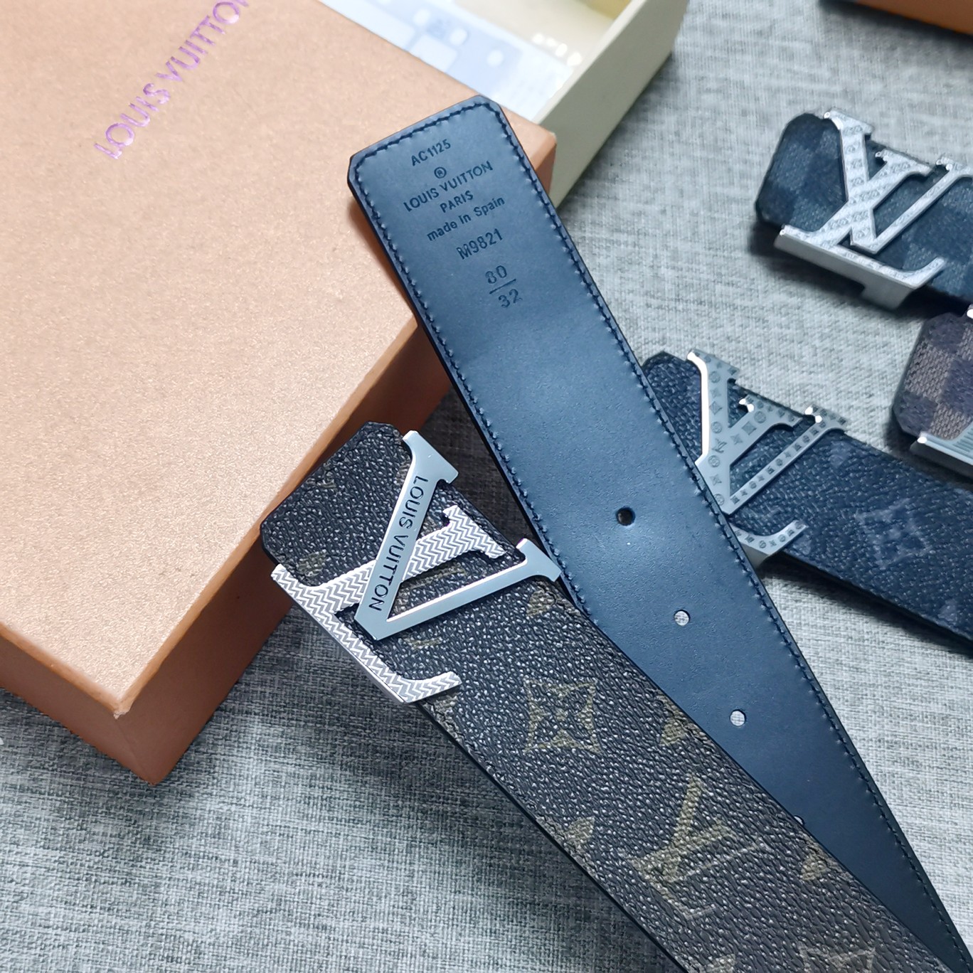 LouisVuitton[正]4.0cm宽度LV字母钢扣商务服装造型的完美搭配永恒经典！