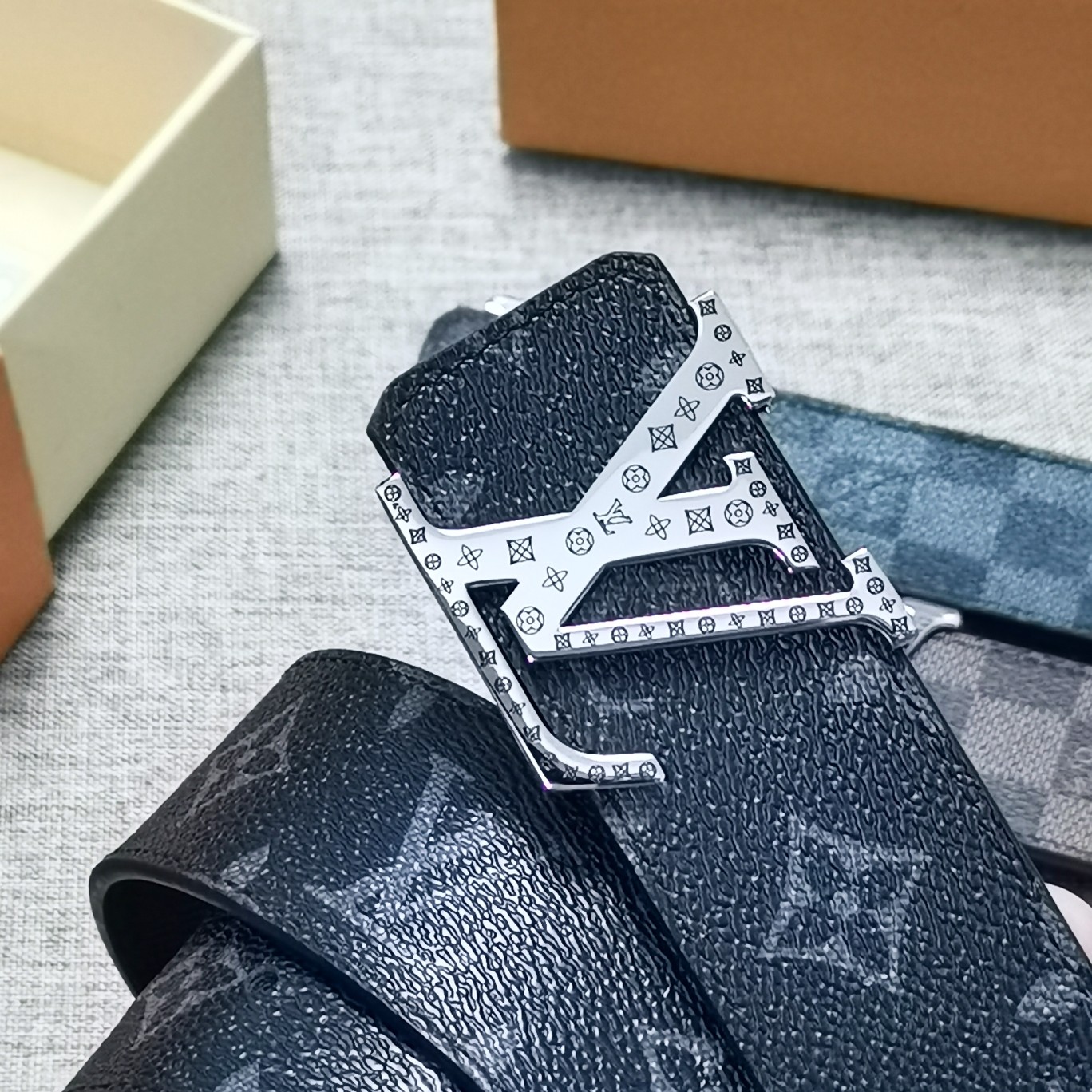 LouisVuitton[正]4.0cm宽度LV字母钢扣商务服装造型的完美搭配永恒经典！