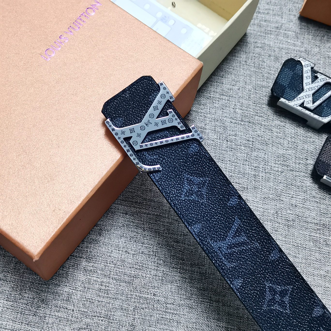 LouisVuitton[正]4.0cm宽度LV字母钢扣商务服装造型的完美搭配永恒经典！