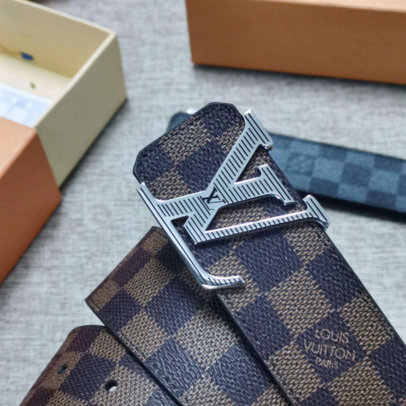 LouisVuitton[正]4.0cm宽度LV字母钢扣商务服装造型的完美搭配永恒经典！