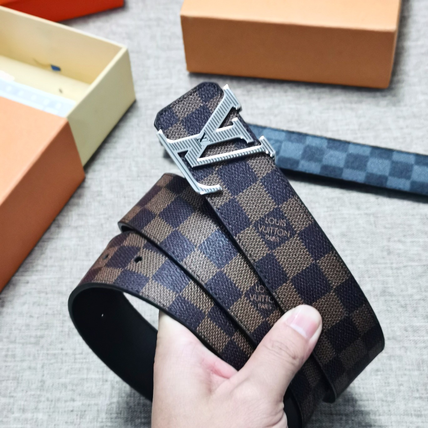 LouisVuitton[正]4.0cm宽度LV字母钢扣商务服装造型的完美搭配永恒经典！