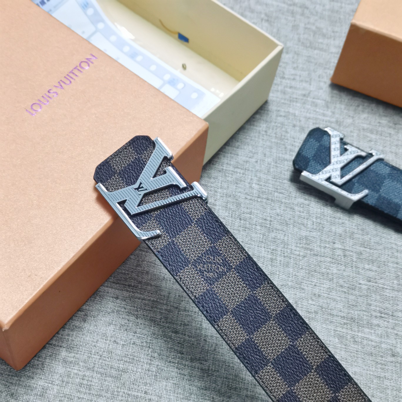 LouisVuitton[正]4.0cm宽度LV字母钢扣商务服装造型的完美搭配永恒经典！