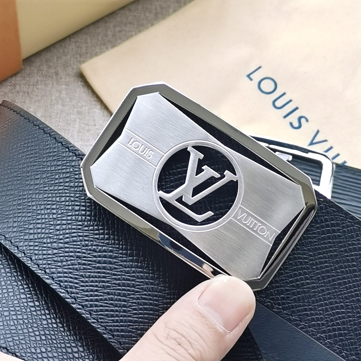 LOUISVUITTON[正]原单品质精挑细选头层牛皮搭配原单精品钢扣精工制作细节看图实物拍摄高端奢华宽