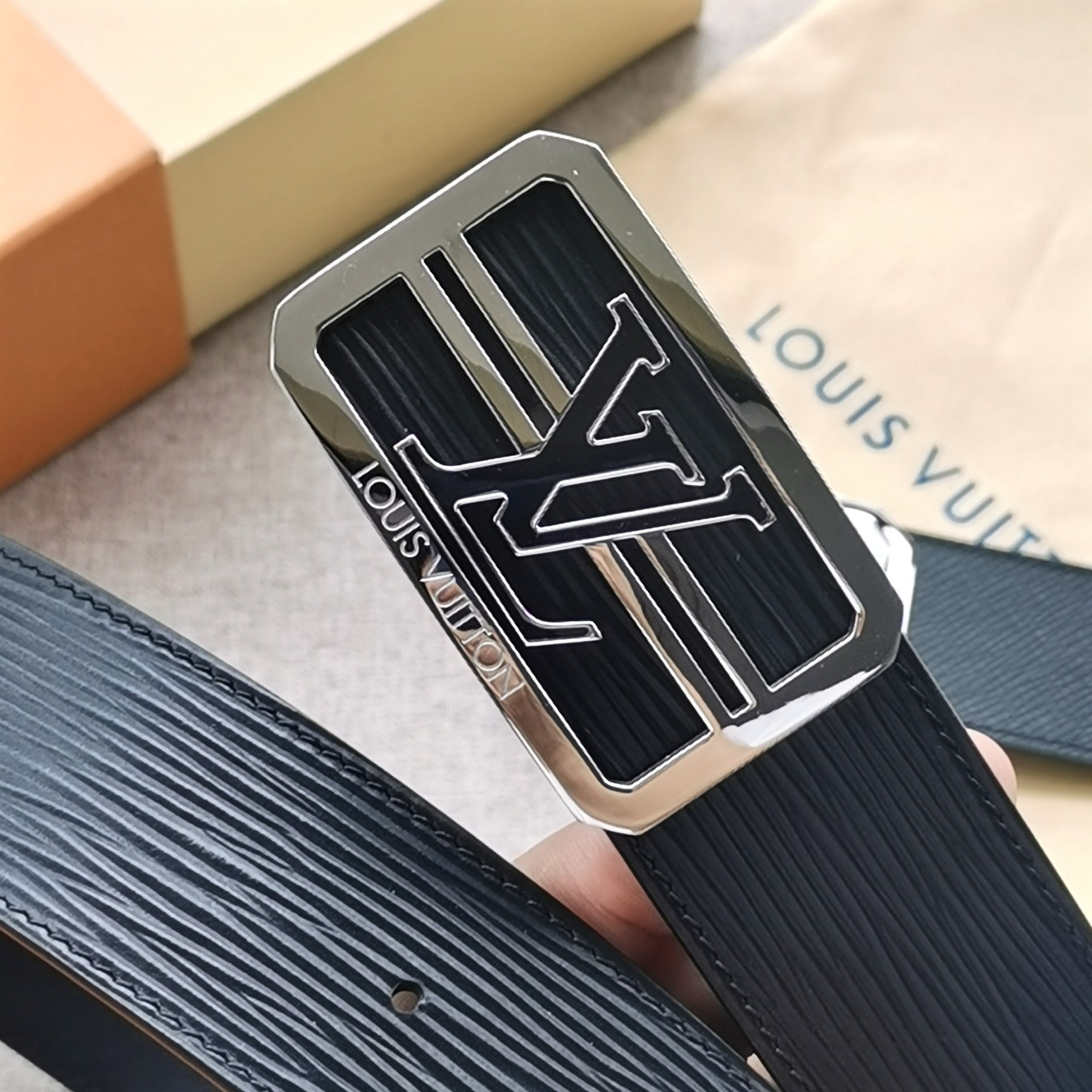 LOUISVUITTON[正]原单品质精挑细选头层牛皮搭配原单精品钢扣精工制作细节看图实物拍摄高端奢华宽