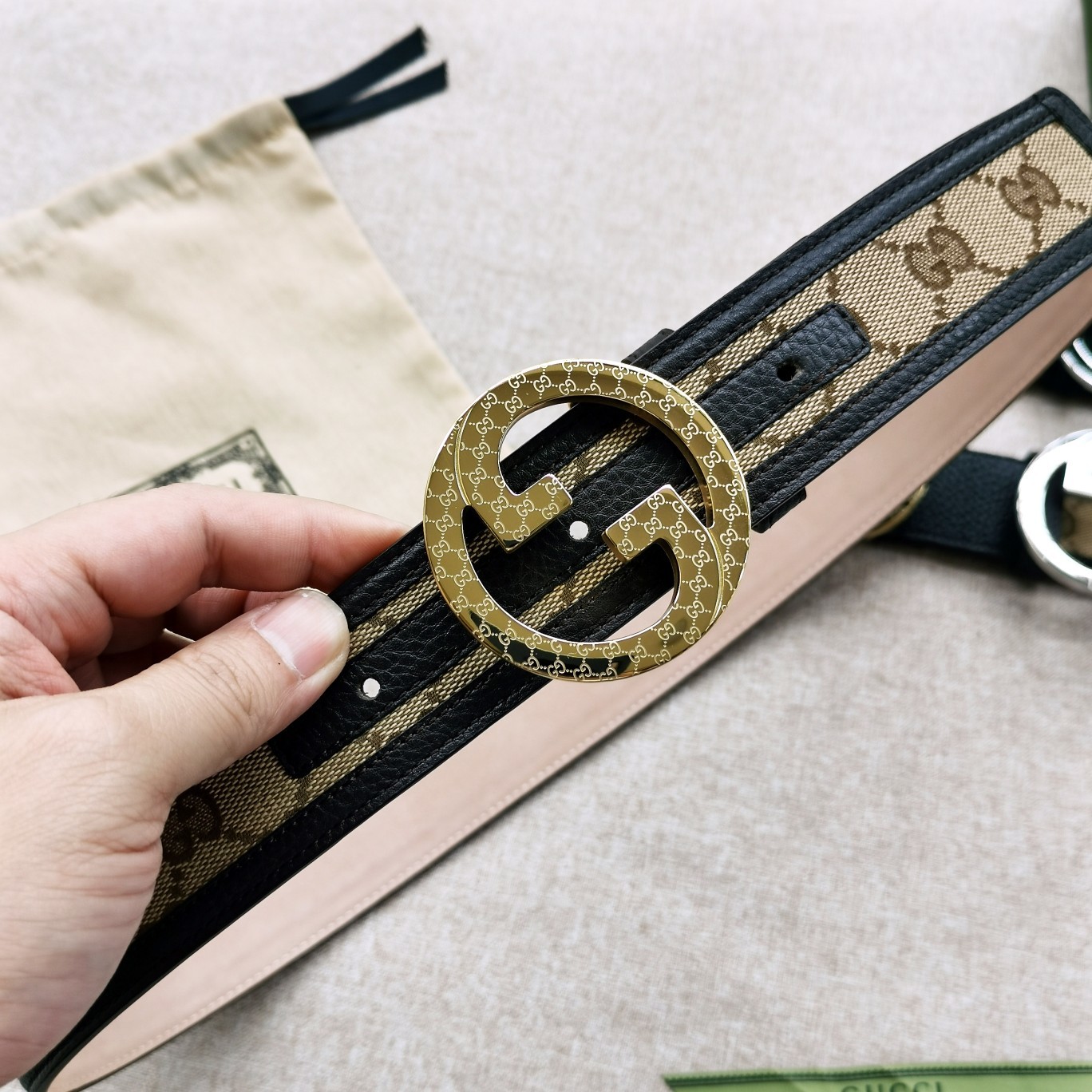 GUCCI[正]互扣式双G带扣腰带采用热压印技术的GucciSignature皮革精制而成触感厚实印花图