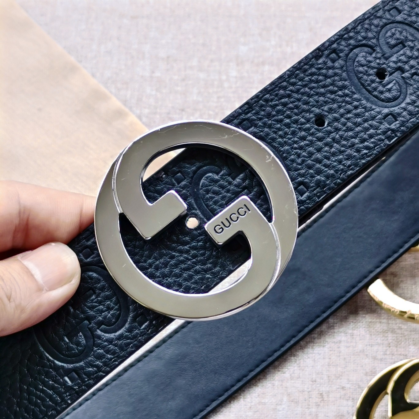 GUCCI[正]互扣式双G带扣腰带采用热压印技术的GucciSignature皮革精制而成触感厚实印花图