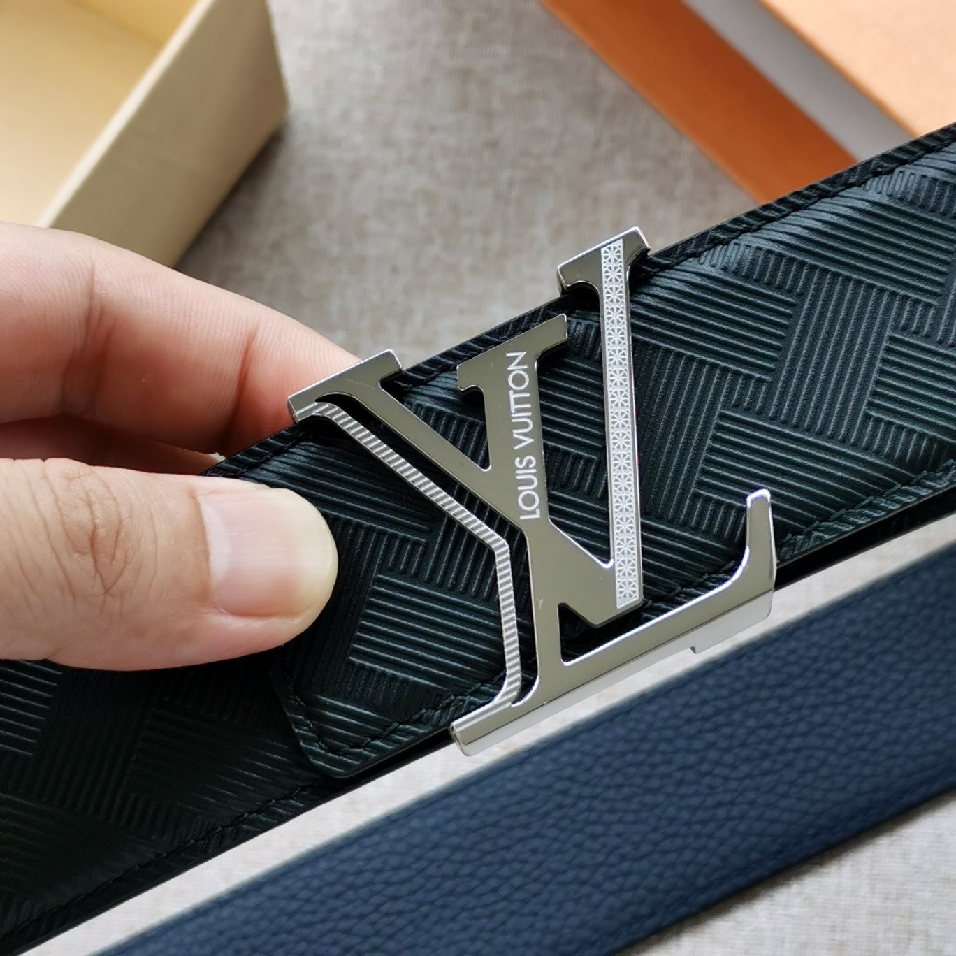 LV[正]正版开模此款腰带面双采用意大利原厂定制进口牛皮带身精密电镀志标性五金搭扣！