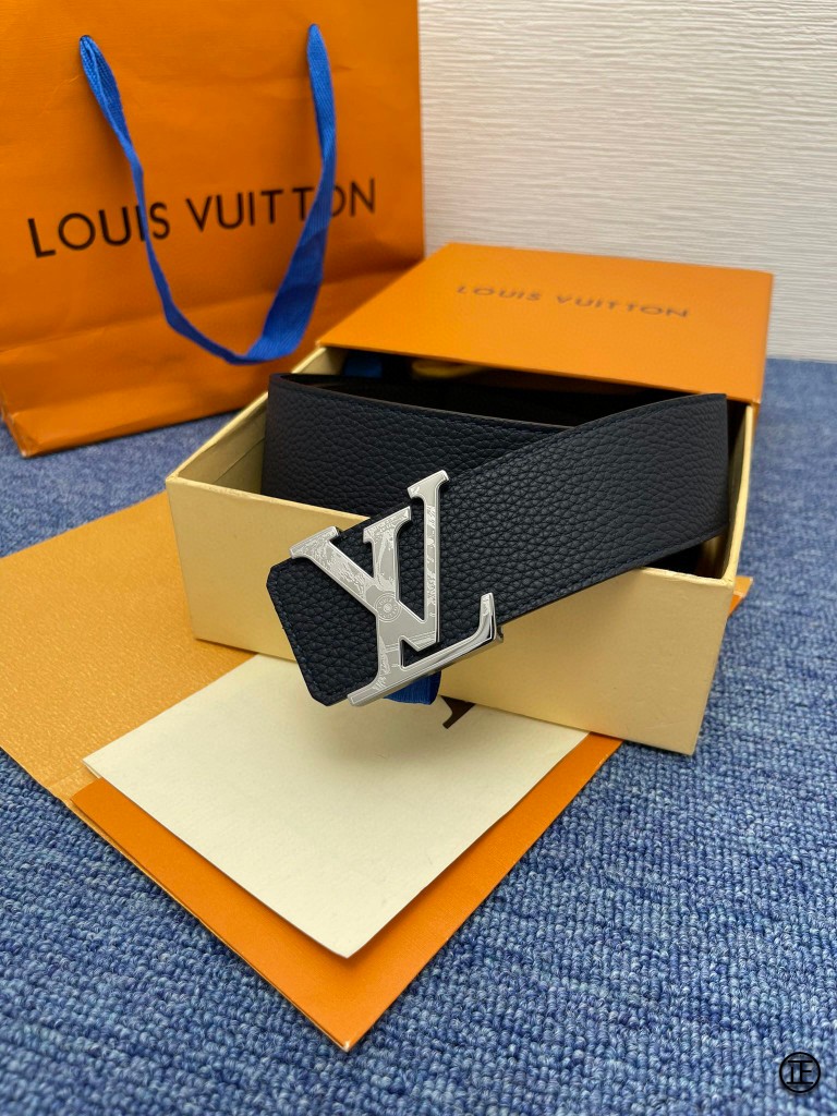 LouisVuitton爆款高品官网同款4.0宽扣头采用不锈钢精工雕刻带身采用进口小牛皮精工制作！